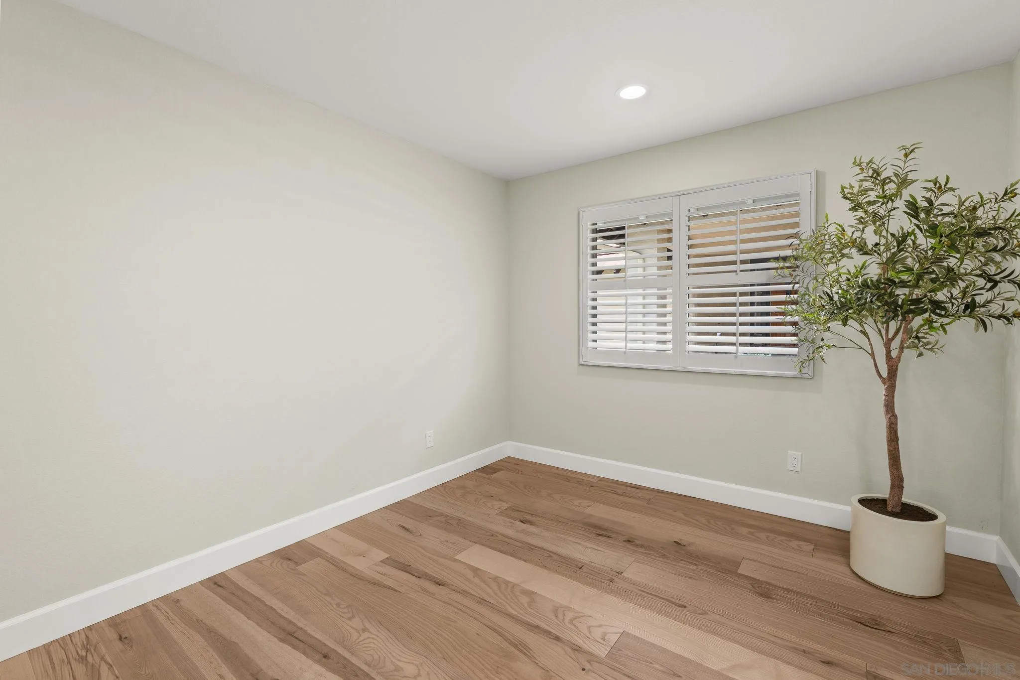 https://cdn.realtyfeed.com/cdn/127/260015357/ccf166d27bcdf3b635cf1e493e8f4331.webp