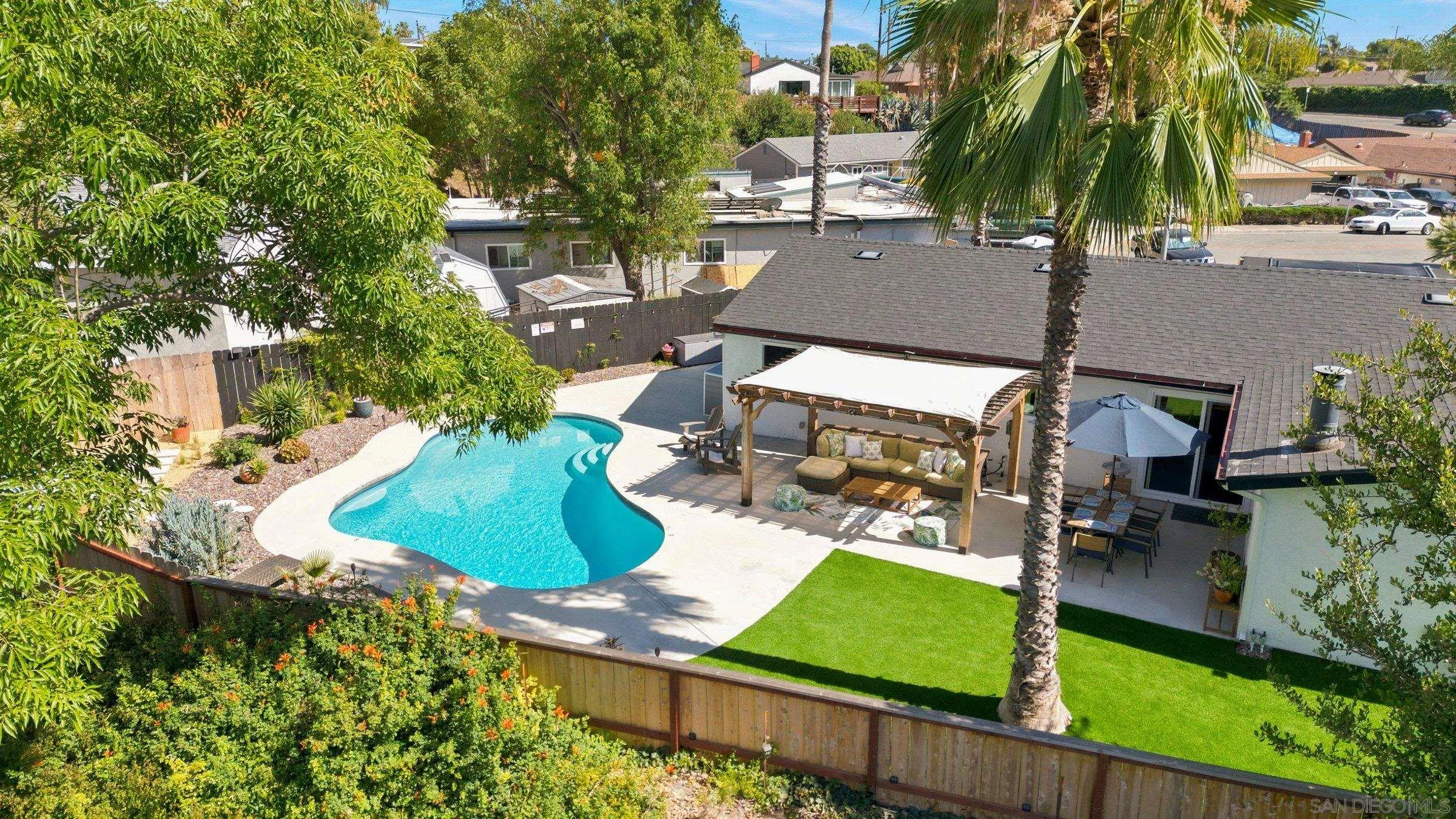 https://cdn.realtyfeed.com/cdn/127/260015359/84bf0fdc3fd50a7283b335ac10fd61b9.webp