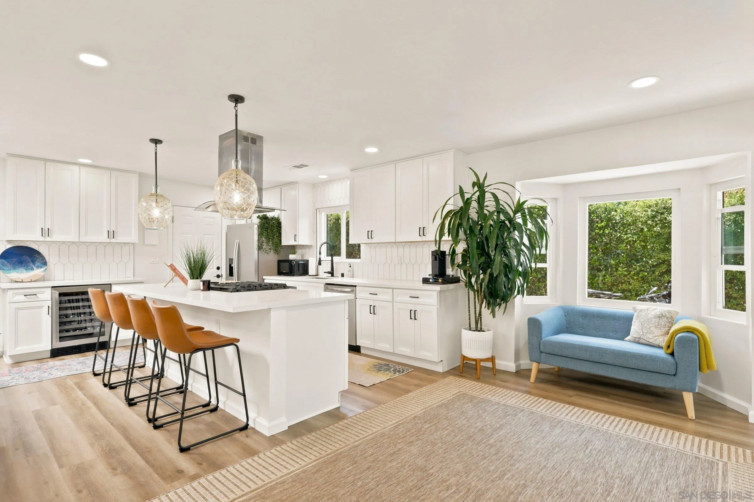 https://cdn.realtyfeed.com/cdn/127/260015359/c1ce438bed7c49409185bfaa80b90790.webp