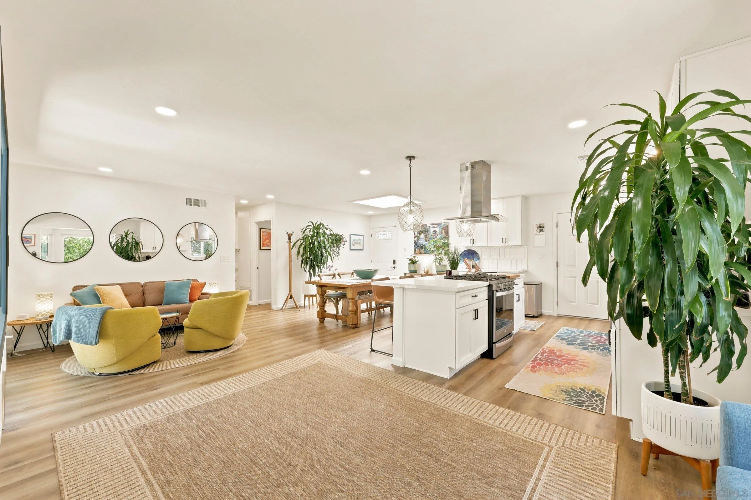 https://cdn.realtyfeed.com/cdn/127/260015359/c6c42637e017f304e0315cc70a0b3475.webp