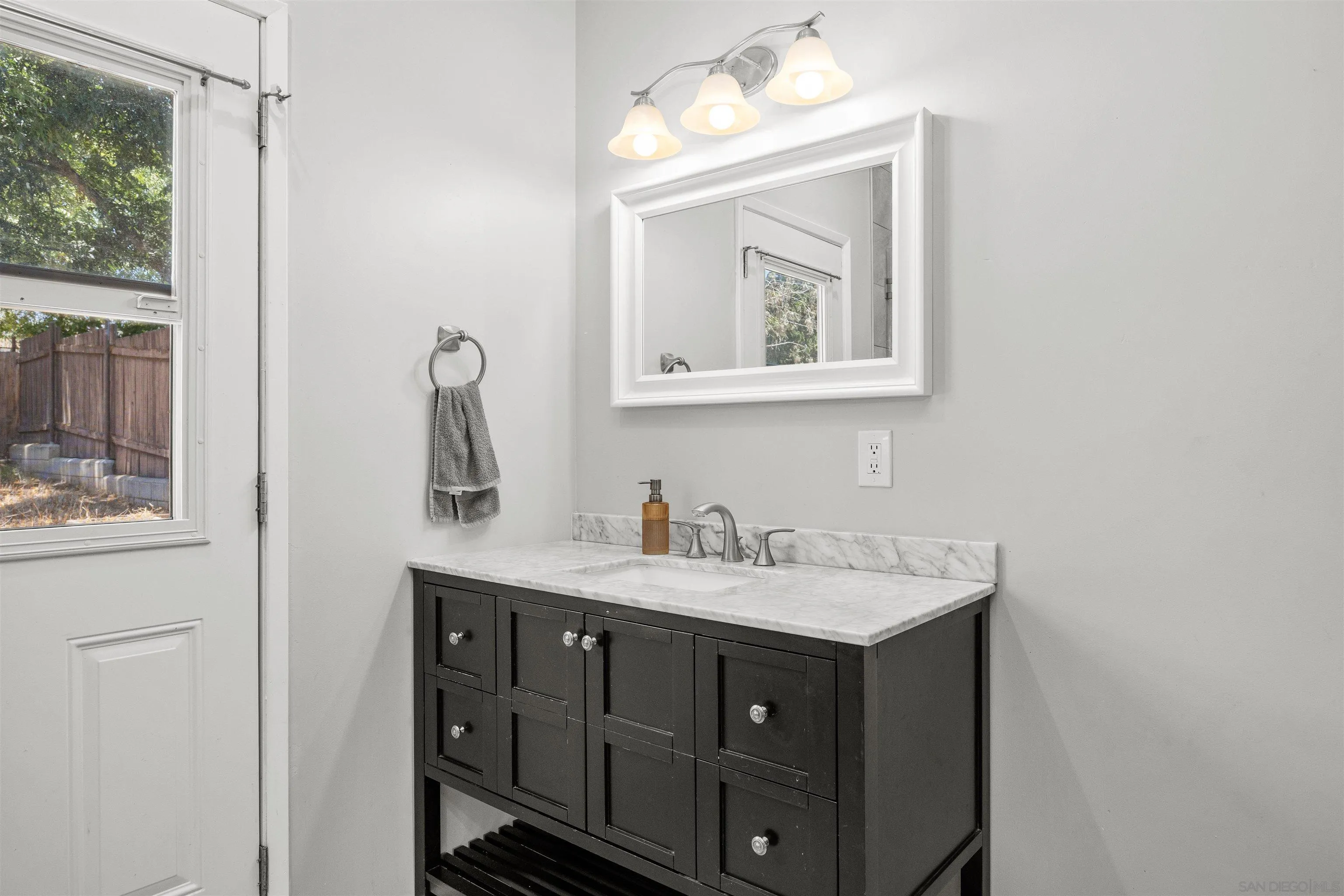 https://cdn.realtyfeed.com/cdn/127/260015366/158cc112a4685edbd618054261592a07.webp