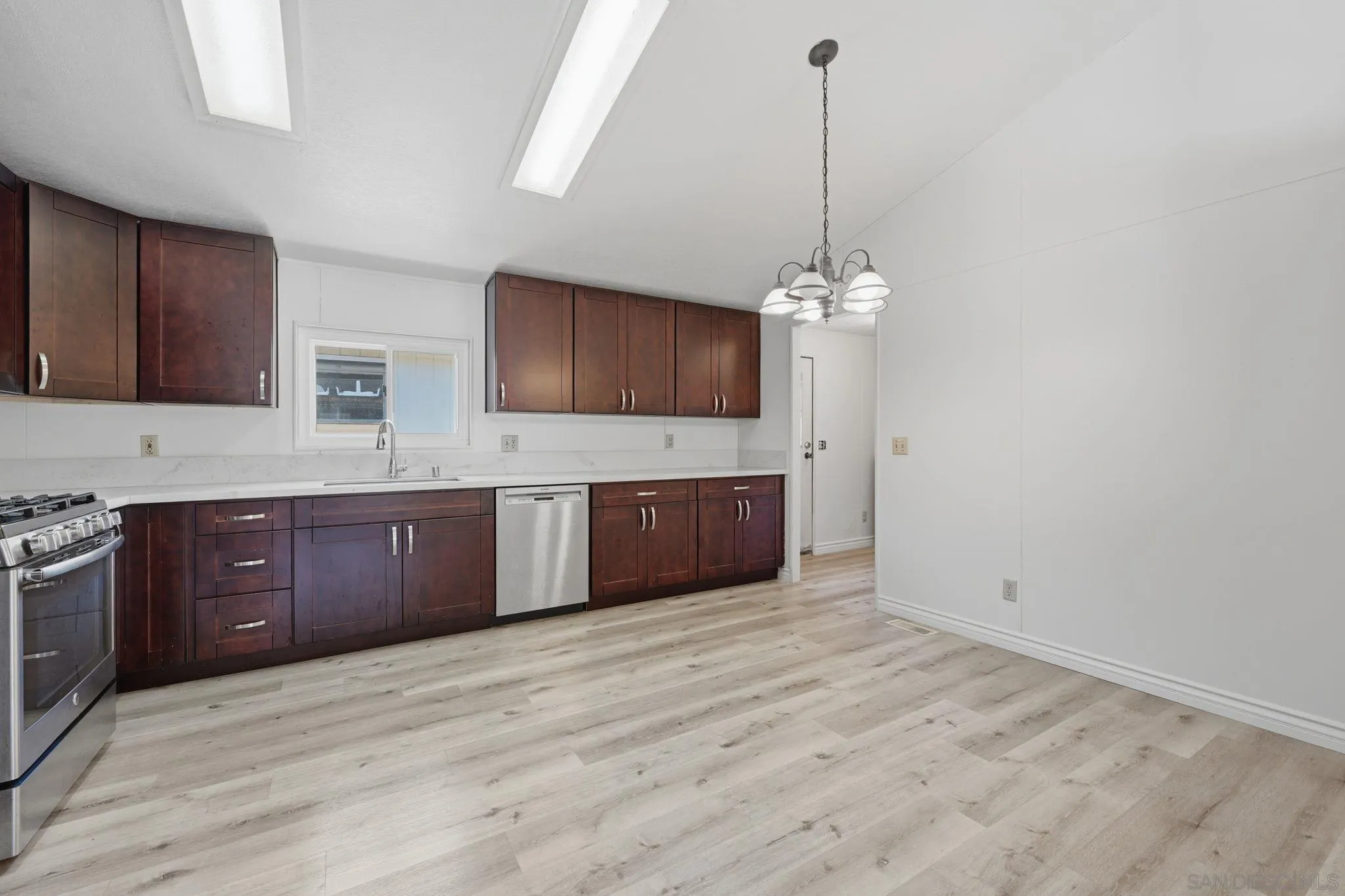 https://cdn.realtyfeed.com/cdn/127/260015372/051f9255107365d0bac7d196818a8b33.webp