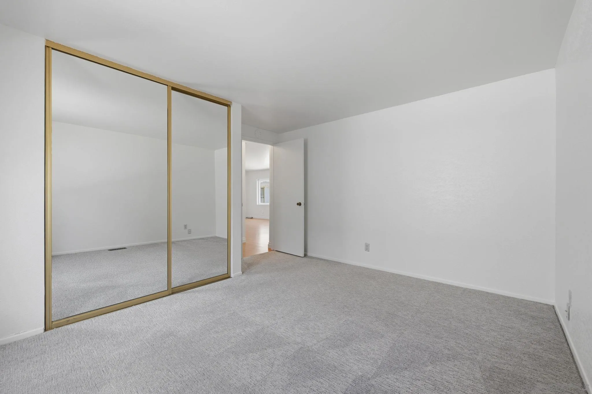https://cdn.realtyfeed.com/cdn/127/260015372/4eb5fc910eb7fab08c05e1ebf430a4e2.webp