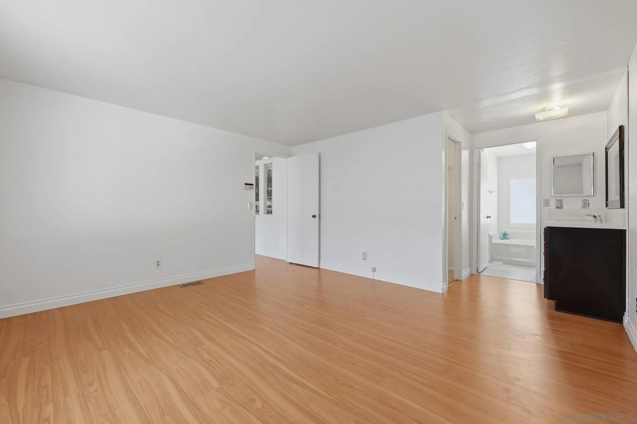 https://cdn.realtyfeed.com/cdn/127/260015372/5a5f7926f6c1b18faff3fb19ad556ee8.webp