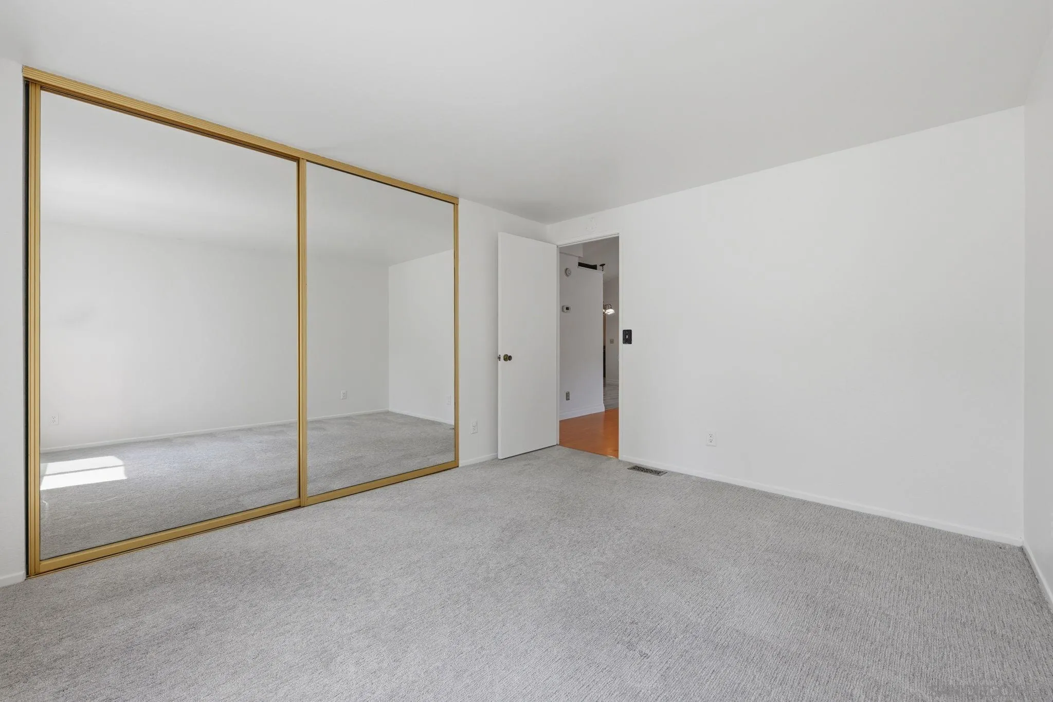 https://cdn.realtyfeed.com/cdn/127/260015372/797710bbf4845ffaceb230dc5f065226.webp