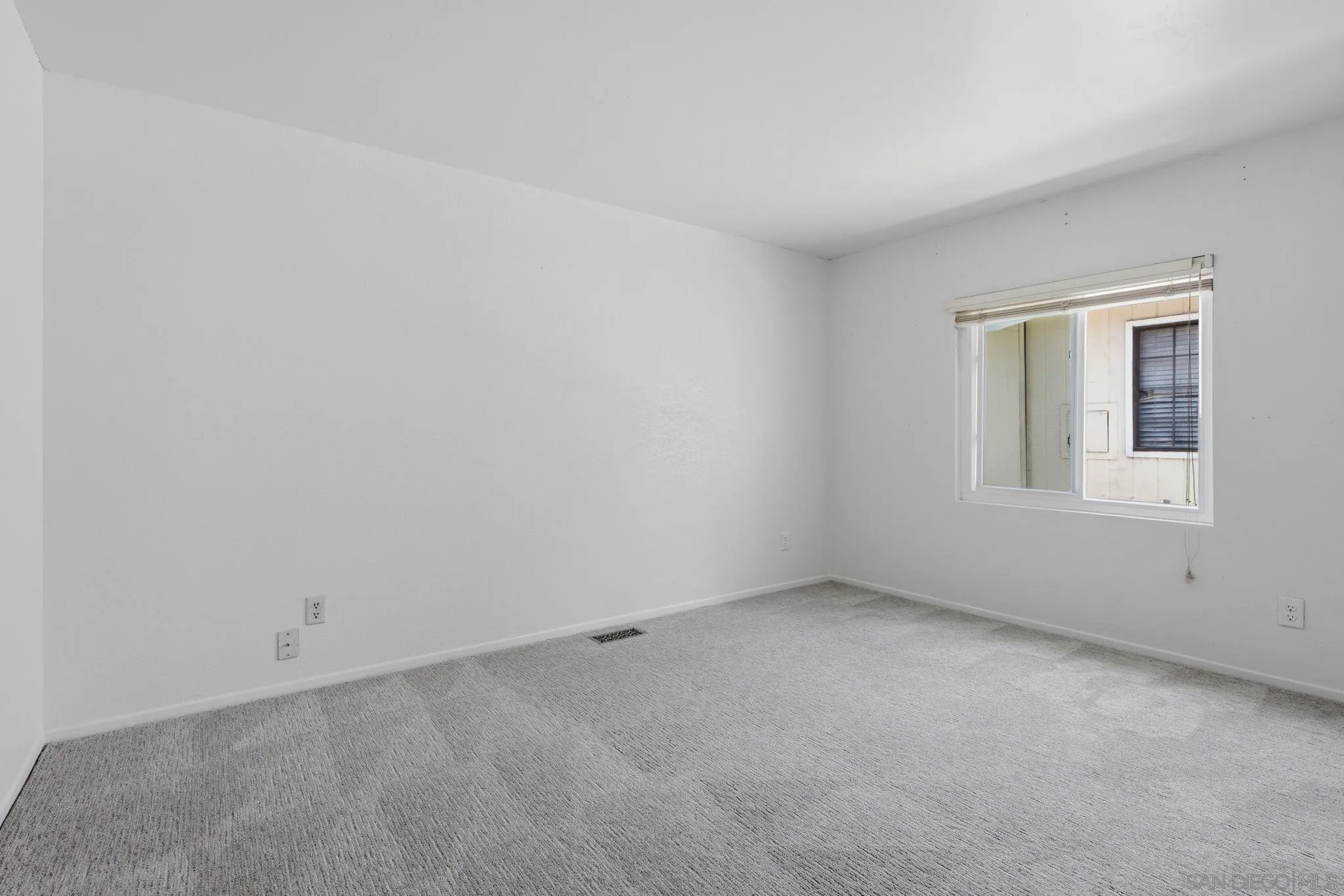 https://cdn.realtyfeed.com/cdn/127/260015372/abdc69b5a84946bad822e0a6d14f759e.webp