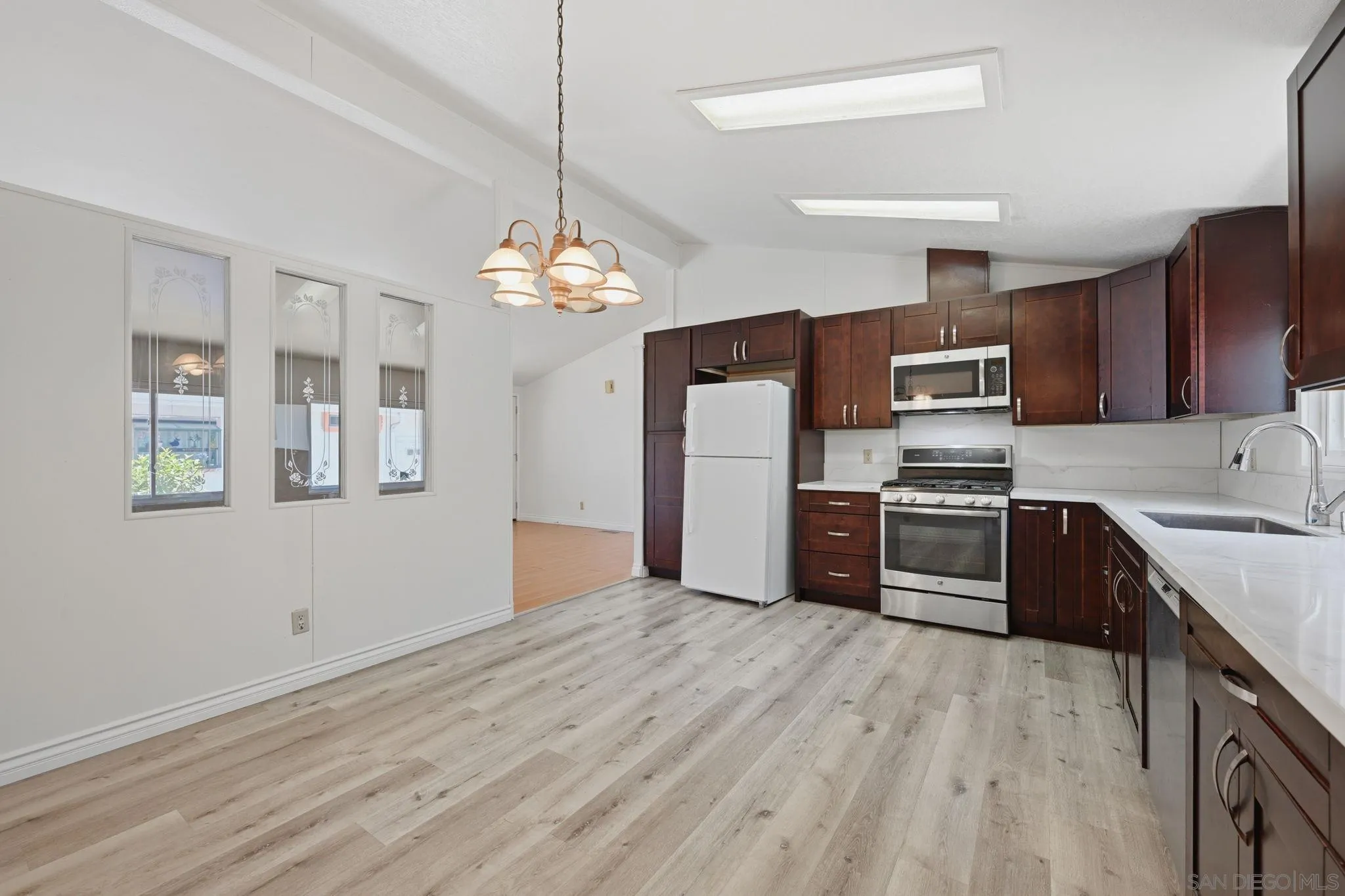 https://cdn.realtyfeed.com/cdn/127/260015372/d0a915be858c75fcf344678da9cdd434.webp