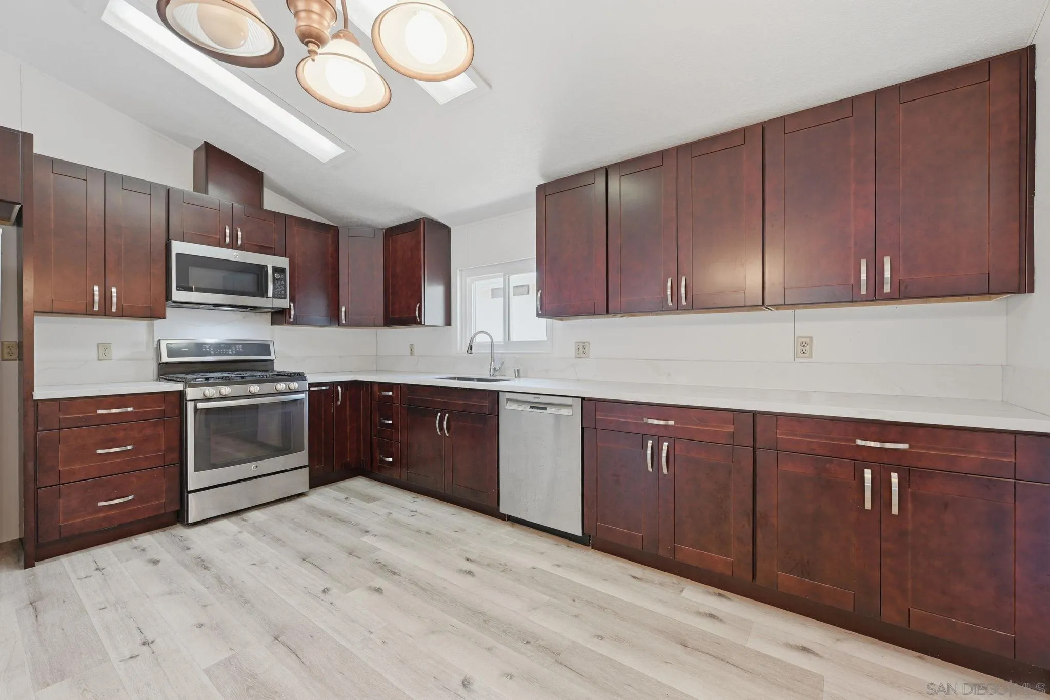 https://cdn.realtyfeed.com/cdn/127/260015372/e981c1e5b0613f4cdbd6c6b37d66330f.webp
