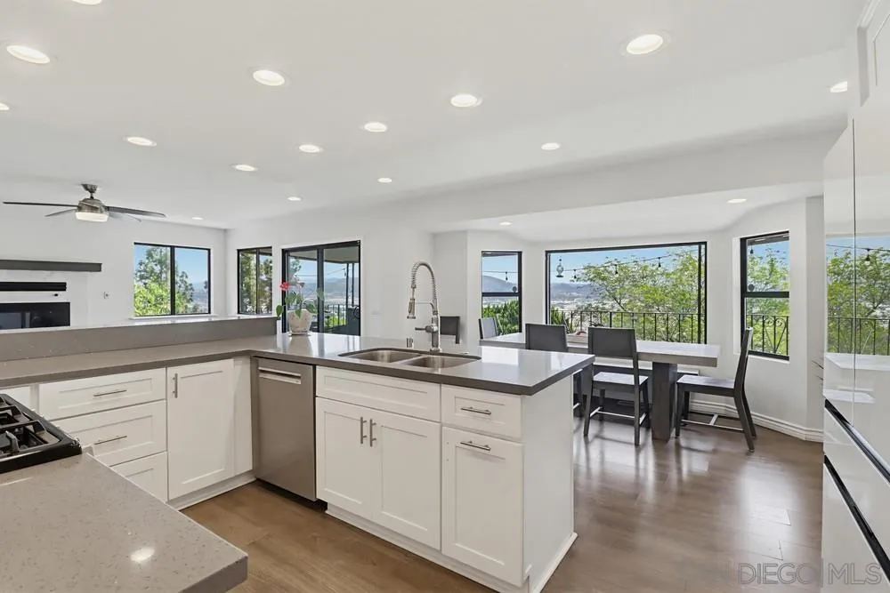 https://cdn.realtyfeed.com/cdn/127/260015377/325bcf29114f9bf4c0d27e17f69a2481.webp