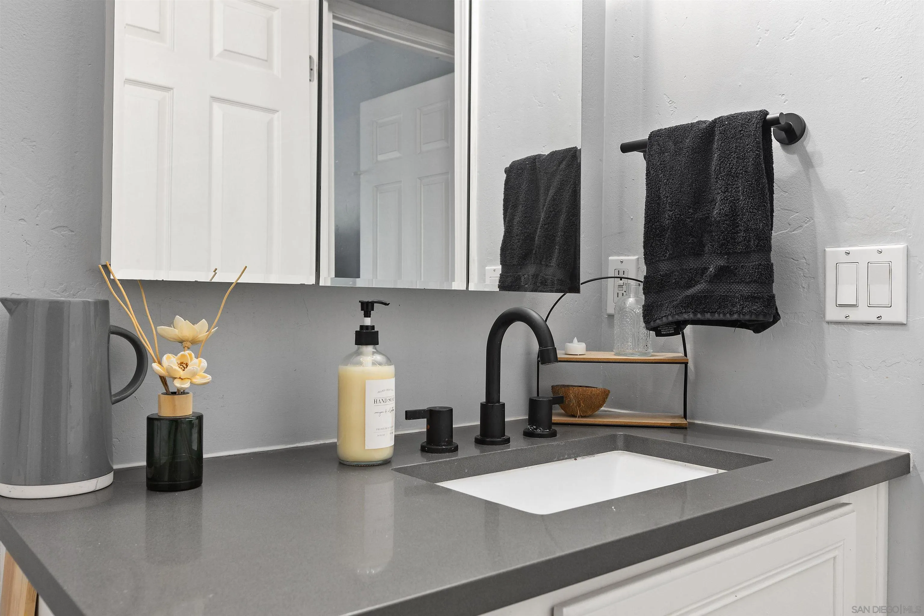 https://cdn.realtyfeed.com/cdn/127/260015382/03390dcaa5a858555515f451e75a38d2.webp