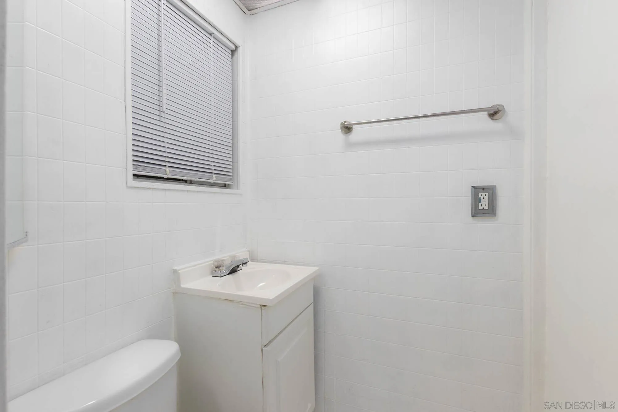 https://cdn.realtyfeed.com/cdn/127/260015384/e04fc9d3e29fd0d1f6f0e9ec48cbca83.webp