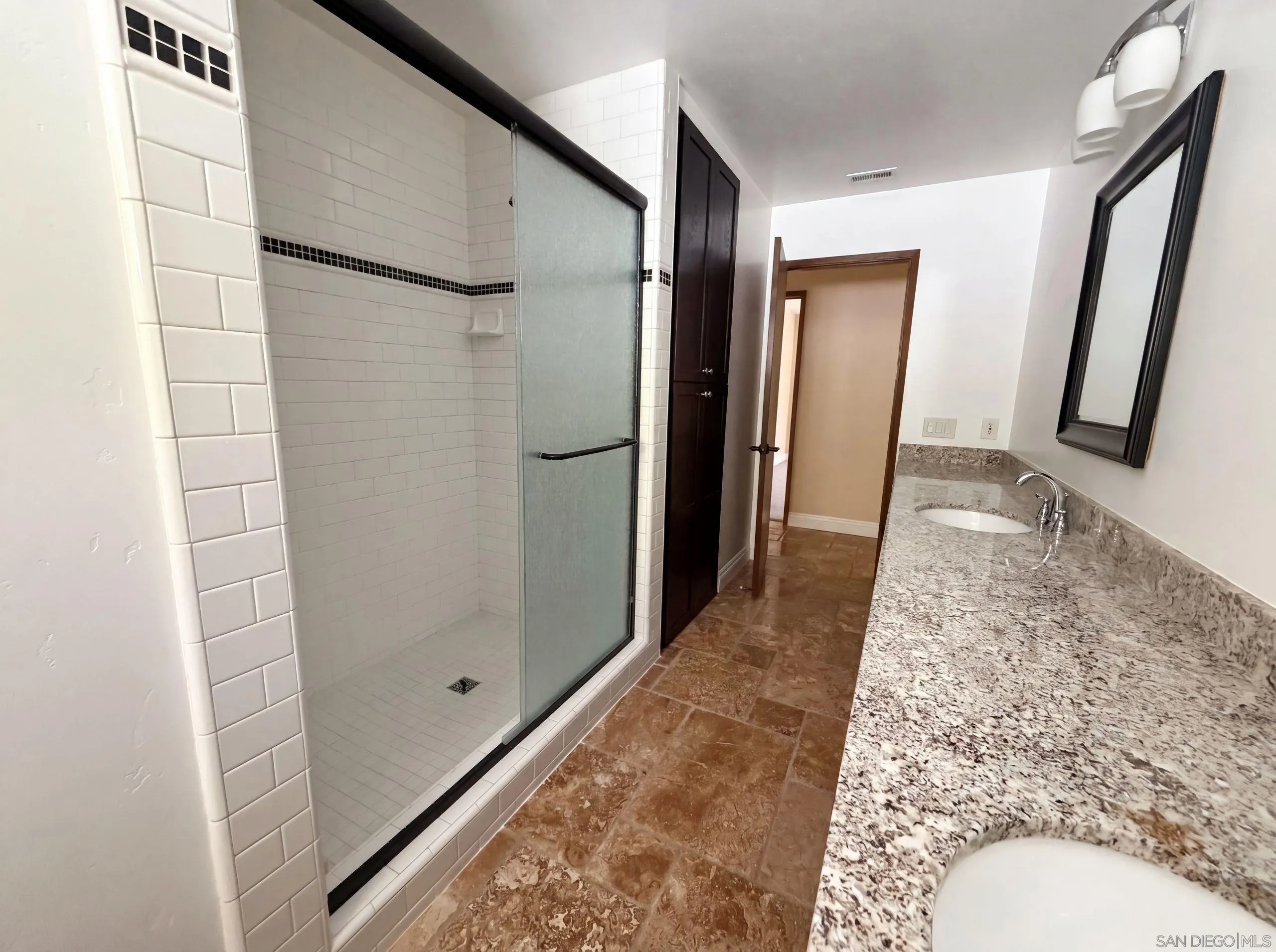 https://cdn.realtyfeed.com/cdn/127/260015387/1c5d993f5a795aea1016f36afa8c86bb.webp