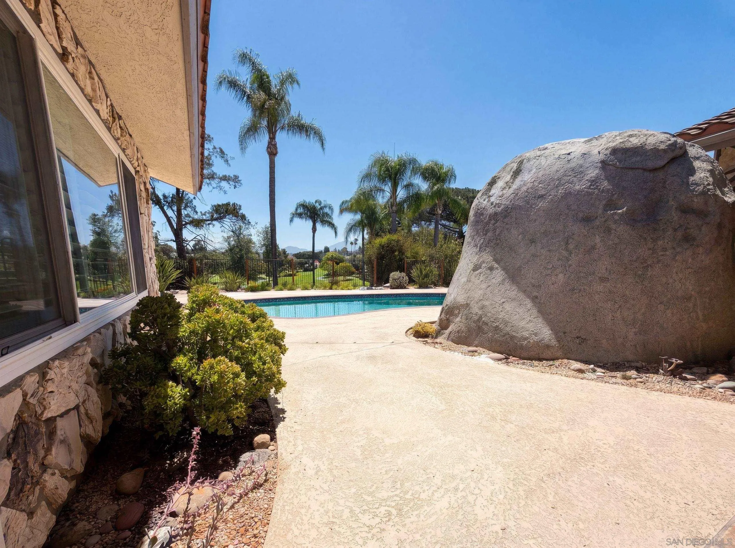 https://cdn.realtyfeed.com/cdn/127/260015387/51d8bdcec363056ea43350bc7a54b75a.webp