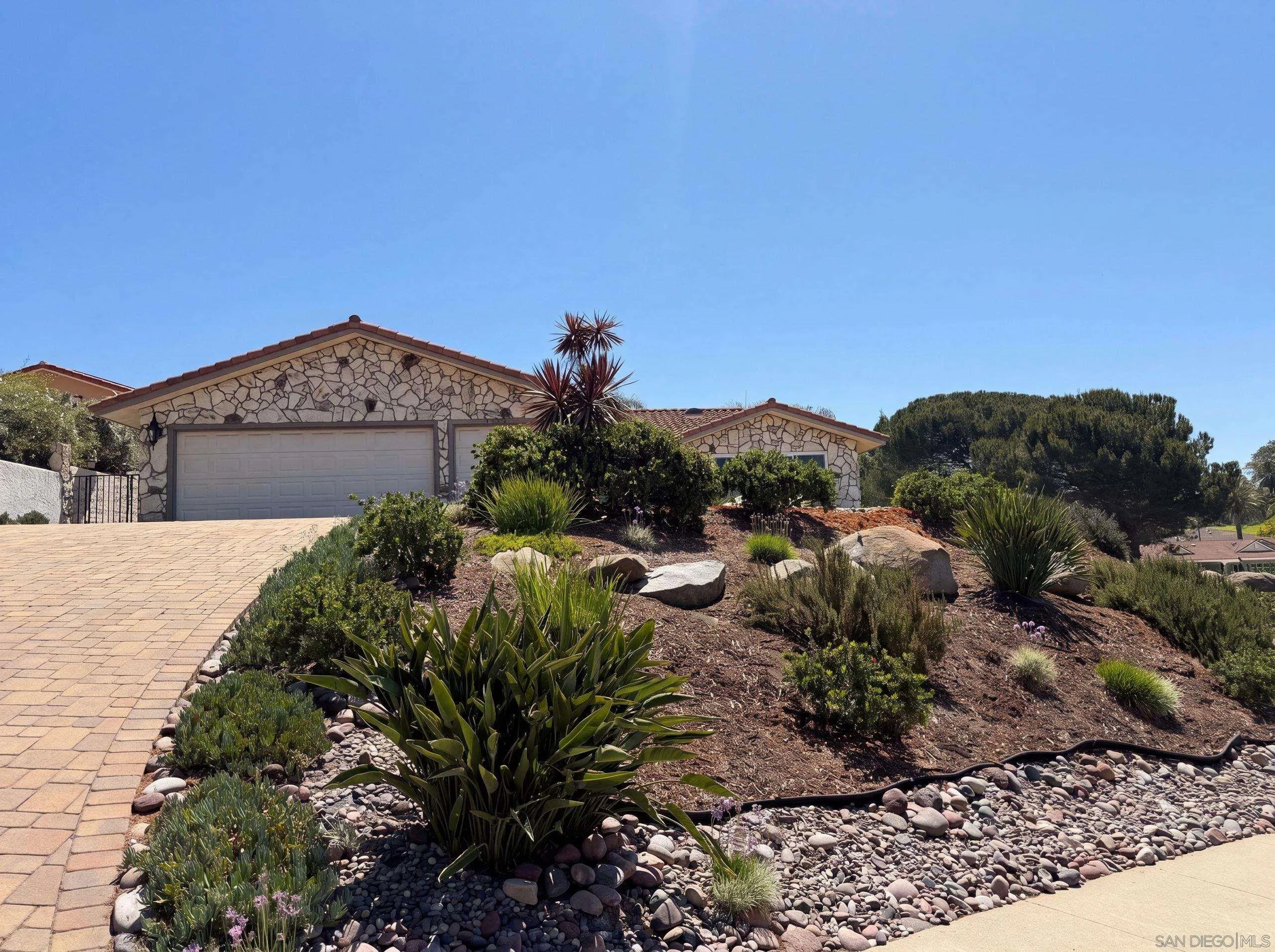 https://cdn.realtyfeed.com/cdn/127/260015387/55ec8634f20c2c87584103584bfa917b.webp