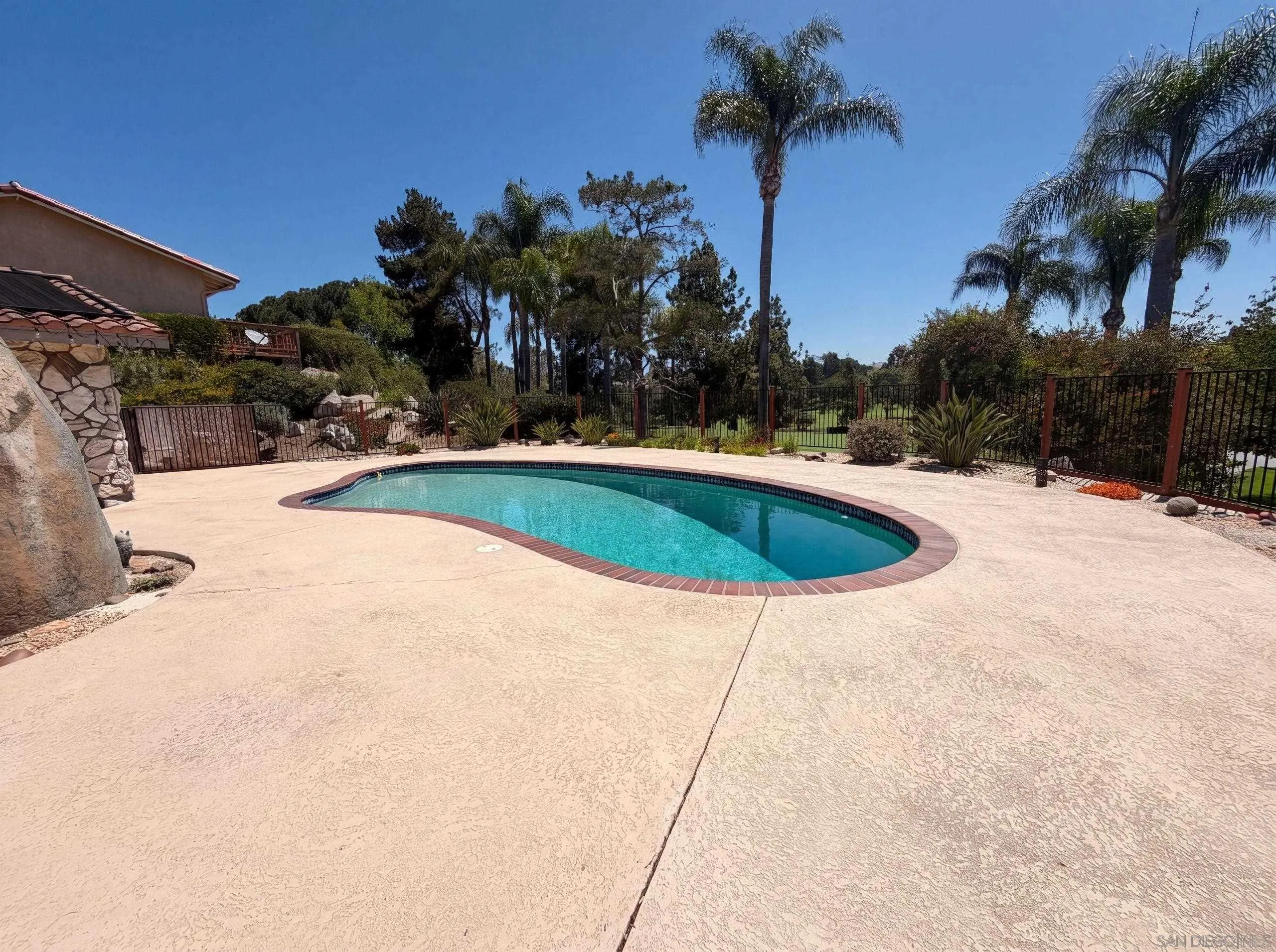 https://cdn.realtyfeed.com/cdn/127/260015387/8265d474c96eae335d002b941e00bc72.webp