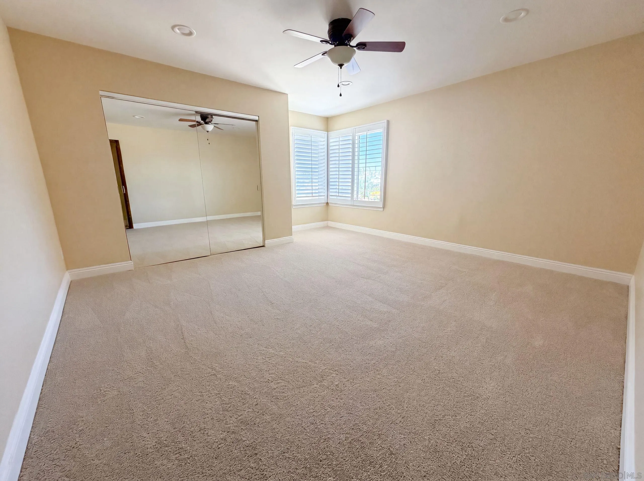 https://cdn.realtyfeed.com/cdn/127/260015387/ddc453dbfbf76f0f8b6397e49066ac70.webp