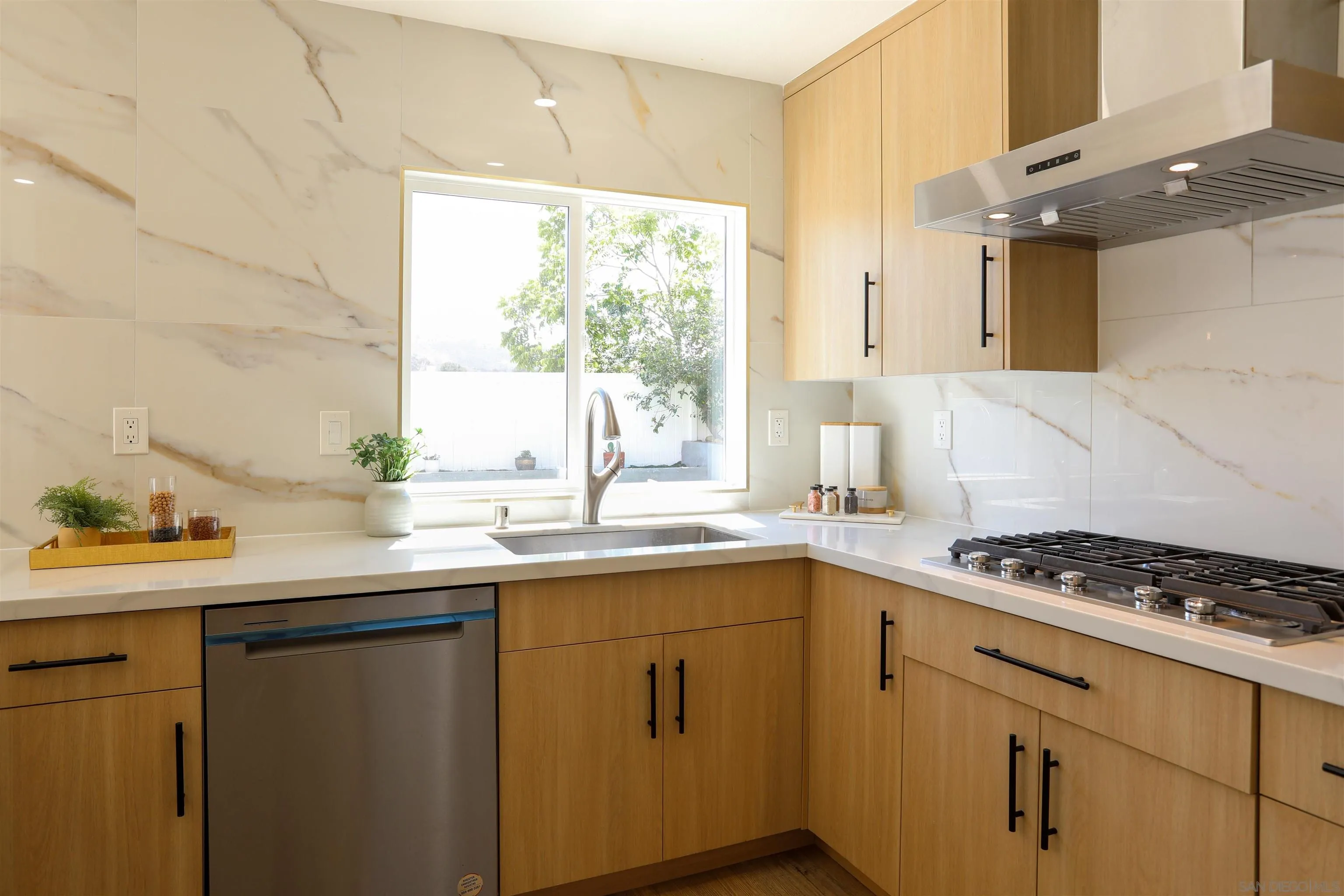 https://cdn.realtyfeed.com/cdn/127/260015396/571d16bbbffa98a3bac2274fedc04383.webp