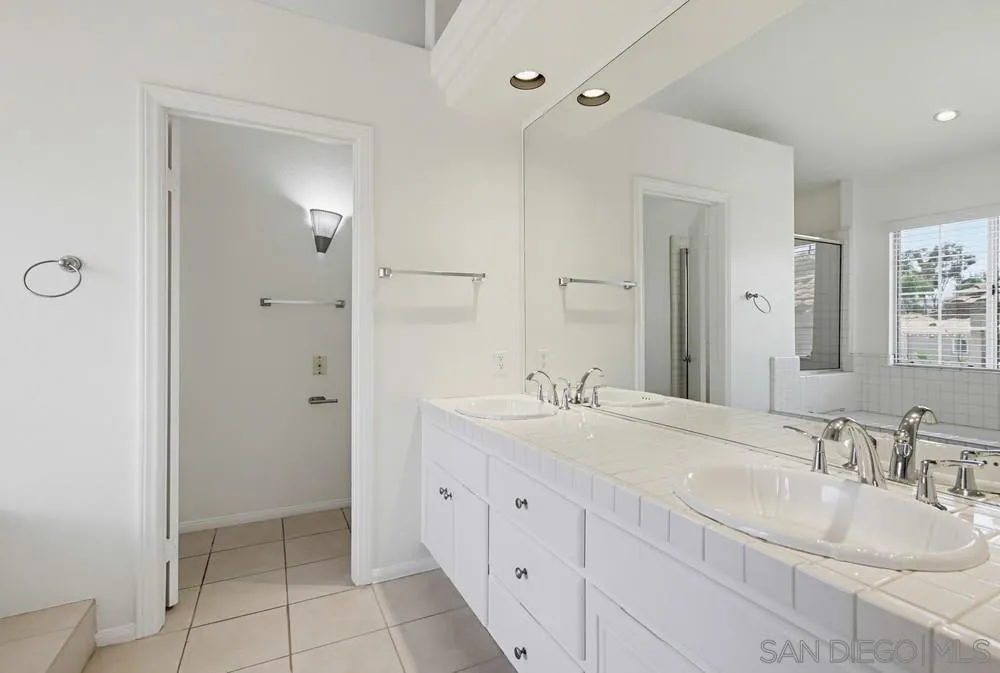 https://cdn.realtyfeed.com/cdn/127/260015400/3e8edb056232d598ef442293a7a2dd11.webp