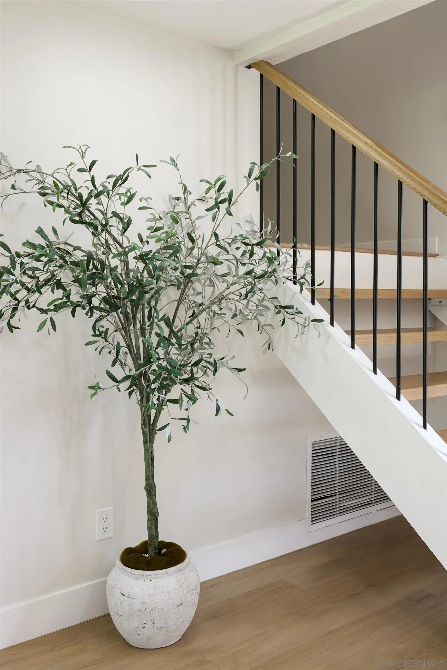 https://cdn.realtyfeed.com/cdn/127/260015402/35e5fa0f6244ef0de5d59626f85aa151.webp