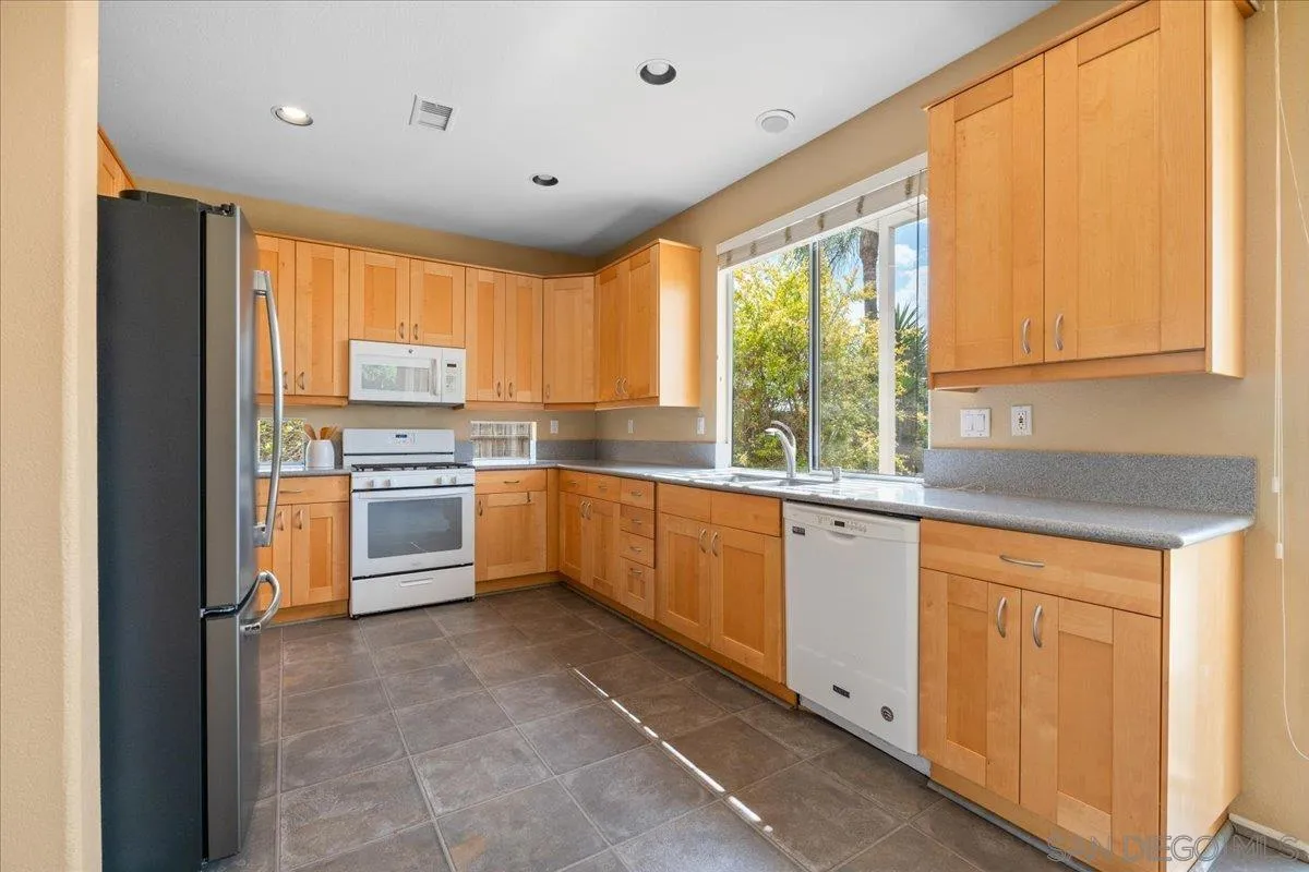 https://cdn.realtyfeed.com/cdn/127/260015421/e15923cbc21f7e6fed4920aced788a59.webp