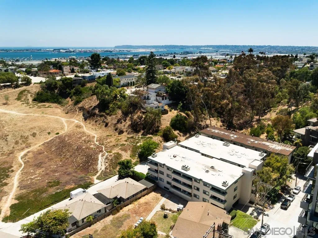 https://cdn.realtyfeed.com/cdn/127/260015426/11b3500355ab0f8b9e5f60f0d64740af.webp