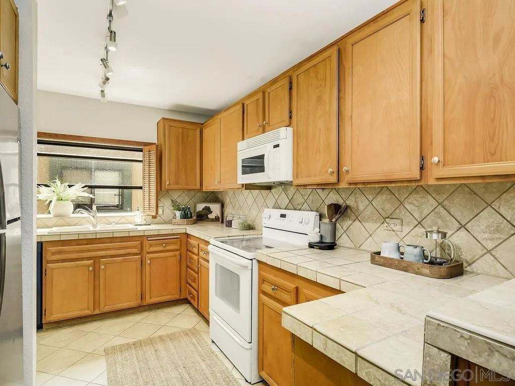 https://cdn.realtyfeed.com/cdn/127/260015426/336ce0dc5aad135ffb314efe450347f4.webp