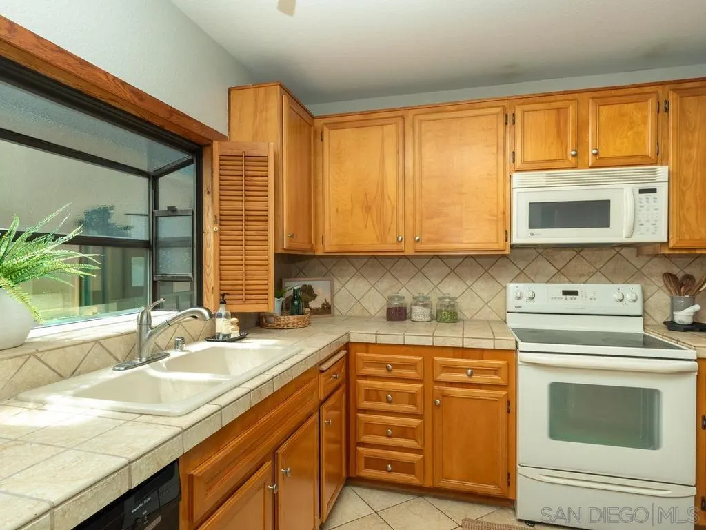 https://cdn.realtyfeed.com/cdn/127/260015426/50417ff106f65efbc2f2363c41f00711.webp