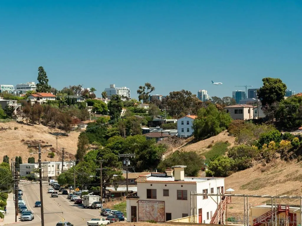 https://cdn.realtyfeed.com/cdn/127/260015426/5337ab6f142efa51454823a98c3a02ae.webp
