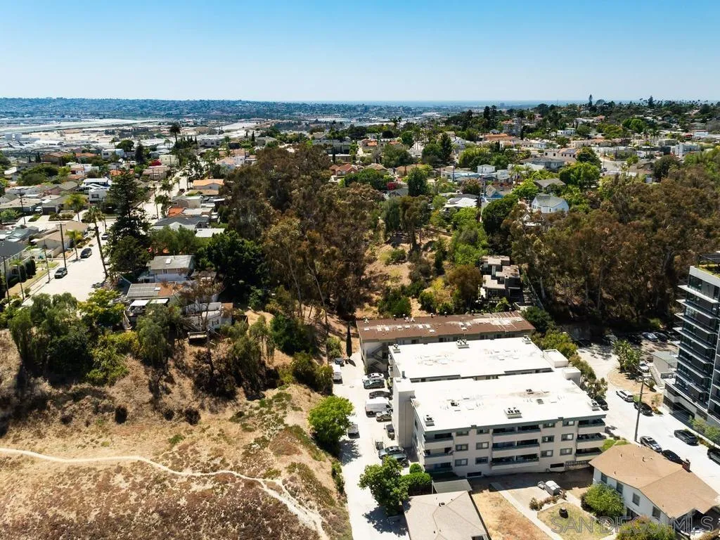 https://cdn.realtyfeed.com/cdn/127/260015426/6b4d4b462e7b94769b64582bffc08923.webp