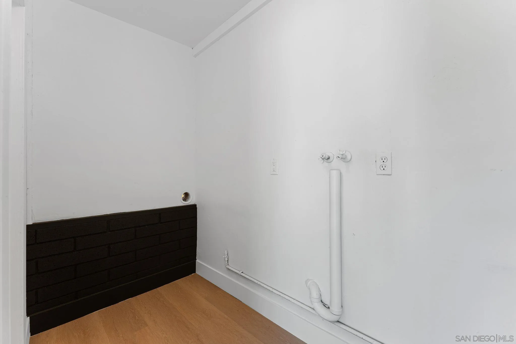 https://cdn.realtyfeed.com/cdn/127/260015429/0905906dd5f467be970698ac3d0cf085.webp