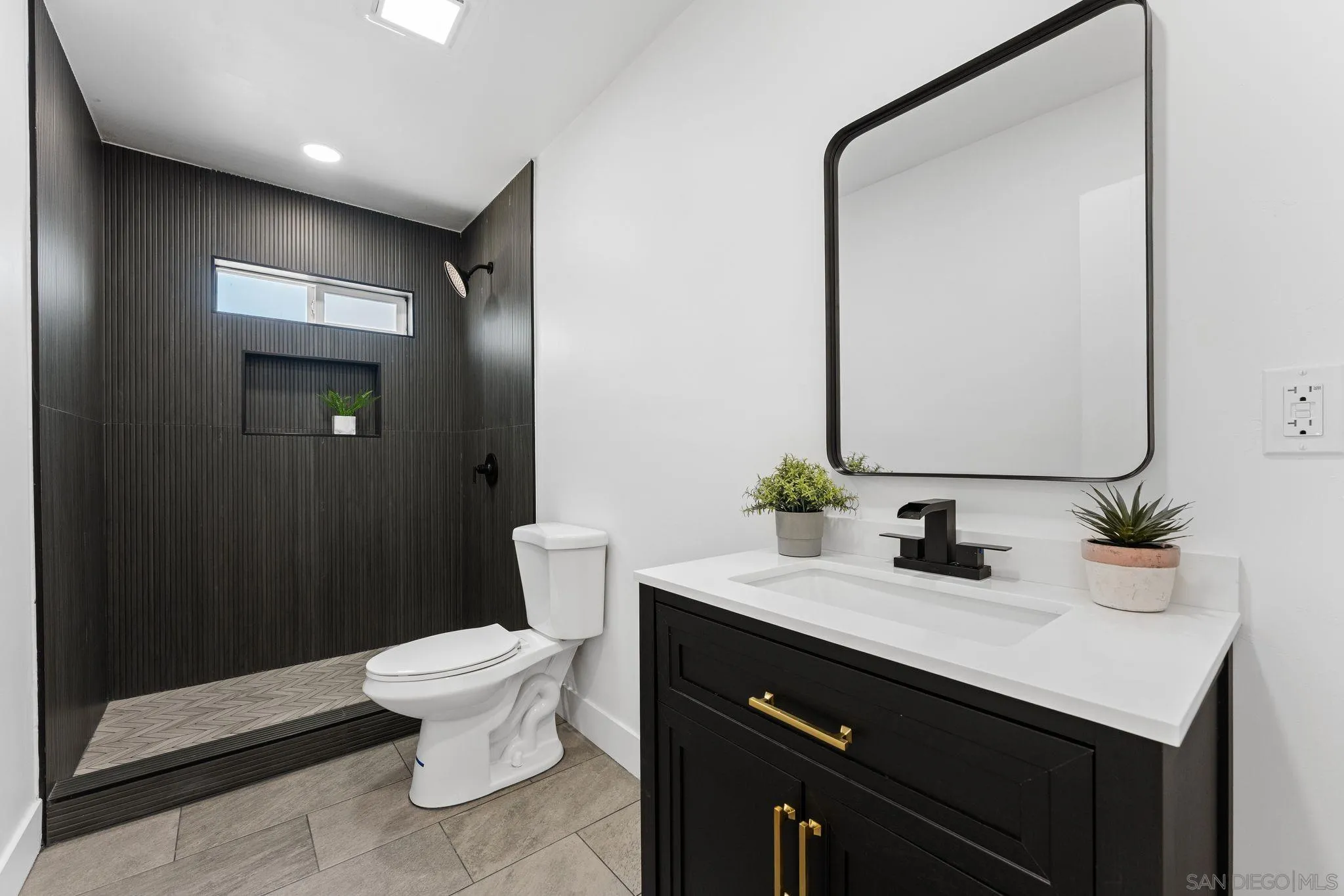 https://cdn.realtyfeed.com/cdn/127/260015429/525489f247e3e31b08381a867298882b.webp