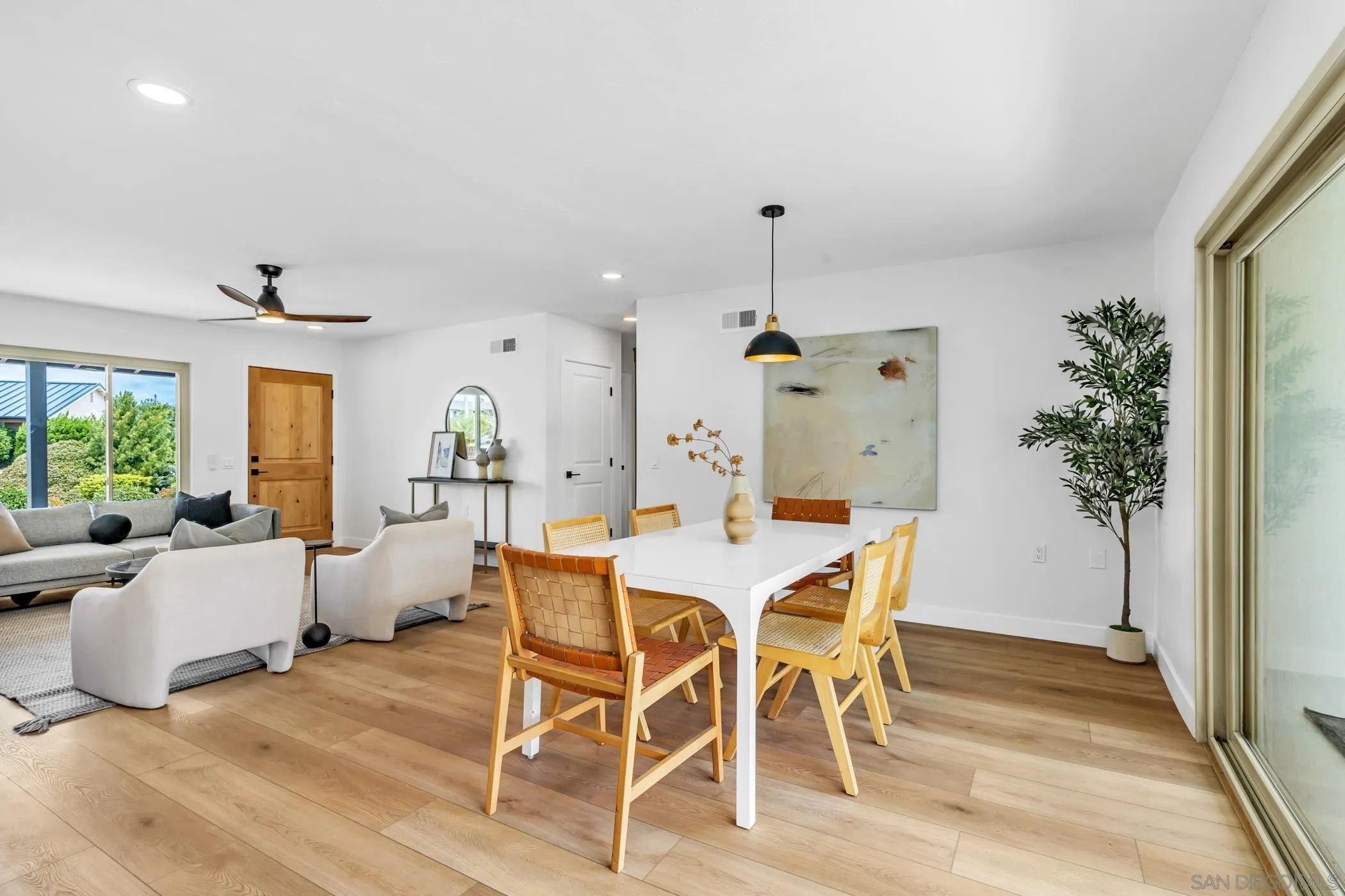 https://cdn.realtyfeed.com/cdn/127/260015430/21db15d76c8447716bf42a65c2763b9b.webp