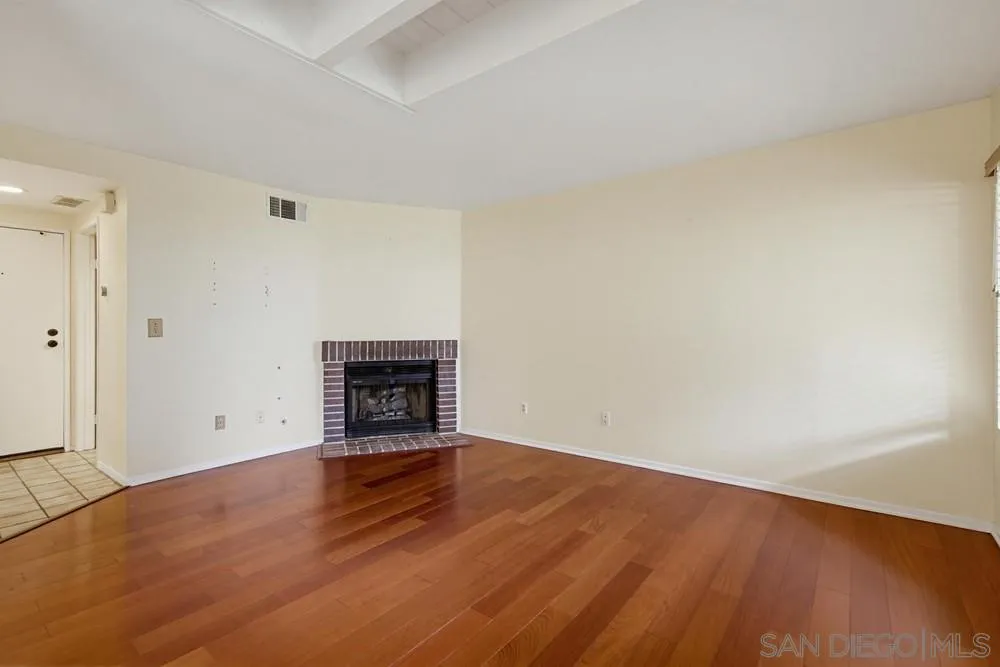 https://cdn.realtyfeed.com/cdn/127/260015447/27161bd7b70f2ed75877e21eeee654ac.webp