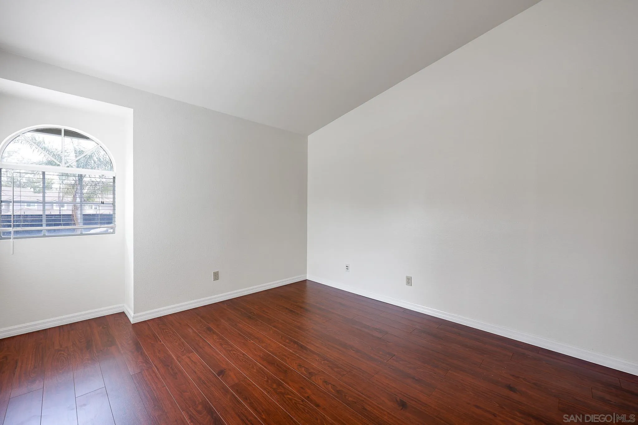 https://cdn.realtyfeed.com/cdn/127/260015466/1277a599ee2f03ceead1b7e7f0844b21.webp