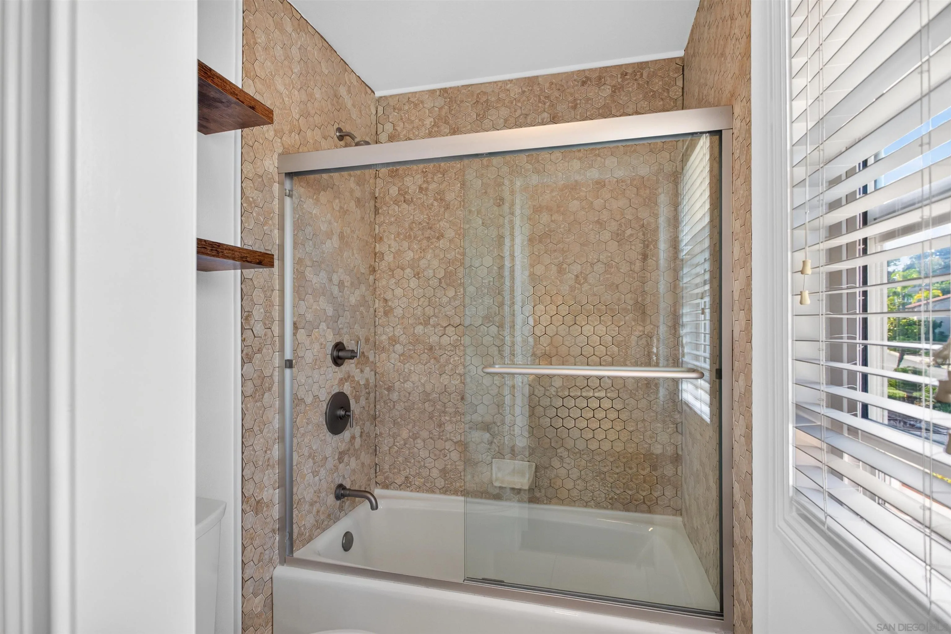 https://cdn.realtyfeed.com/cdn/127/260015468/9d1dc0d2fc4837542040abd665150dbb.webp