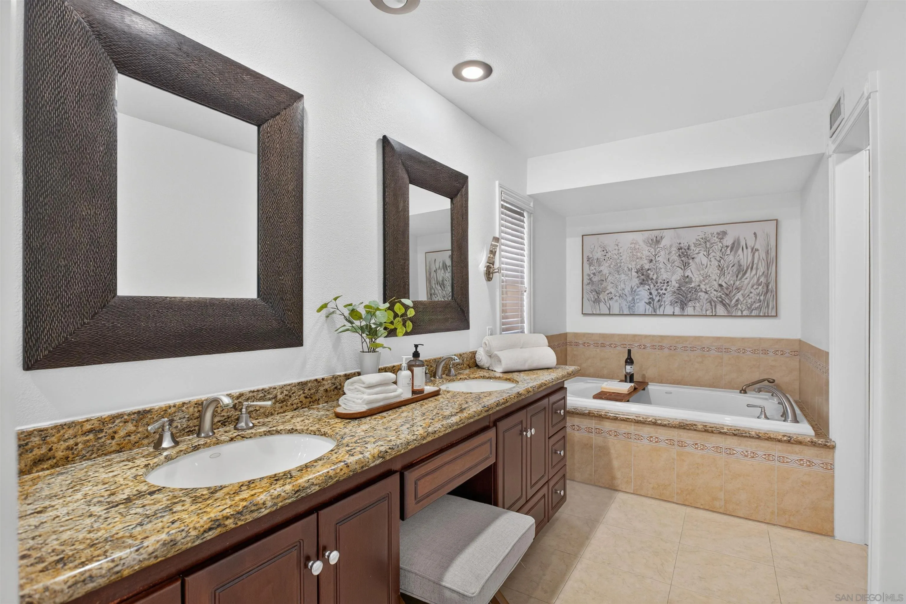 https://cdn.realtyfeed.com/cdn/127/260015468/ad119a7d70b996bacbfbae1a98f564f7.webp