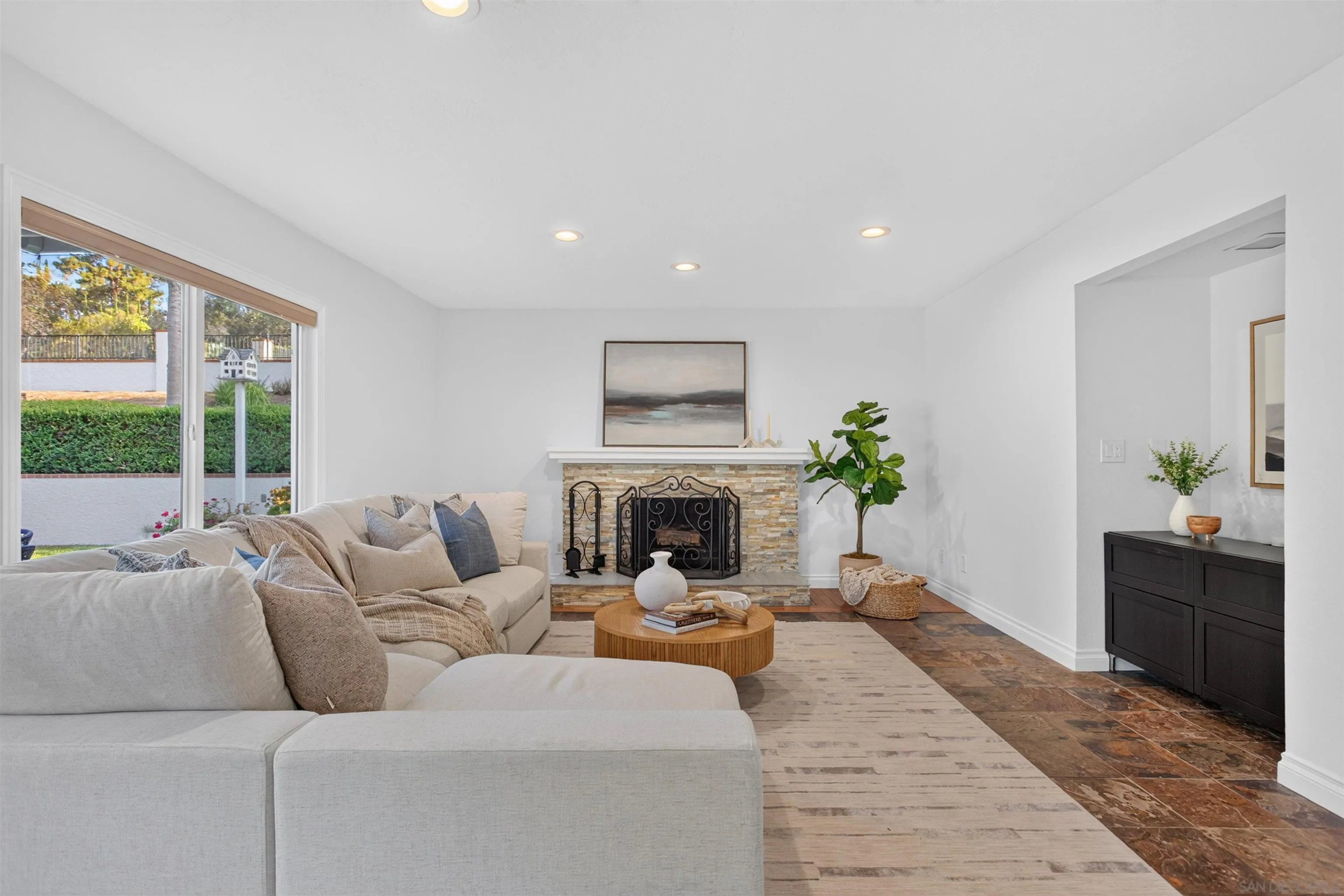 https://cdn.realtyfeed.com/cdn/127/260015468/d2103bf73ed88c28d41b9470a6faa6f5.webp