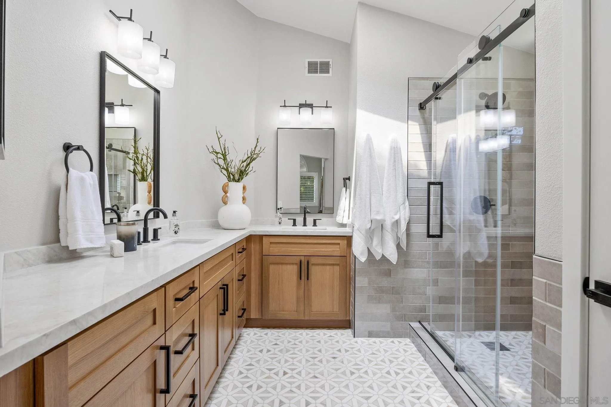 https://cdn.realtyfeed.com/cdn/127/260015469/2001b4abfda8e53c1227414b9a0116c6.webp