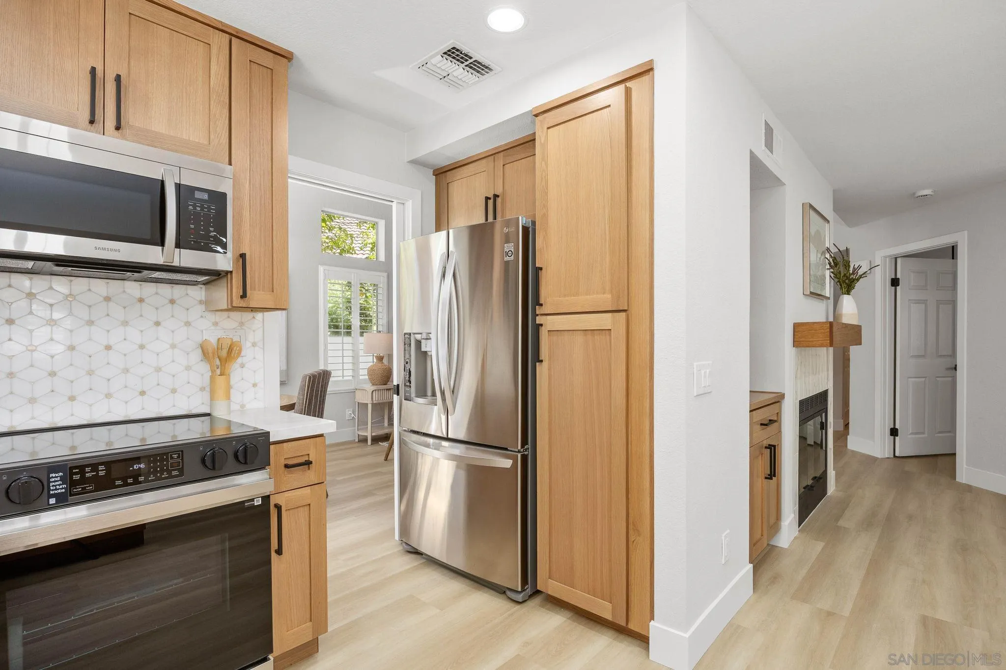 https://cdn.realtyfeed.com/cdn/127/260015469/2764b234706744b0fd47f9bfdf2279ec.webp