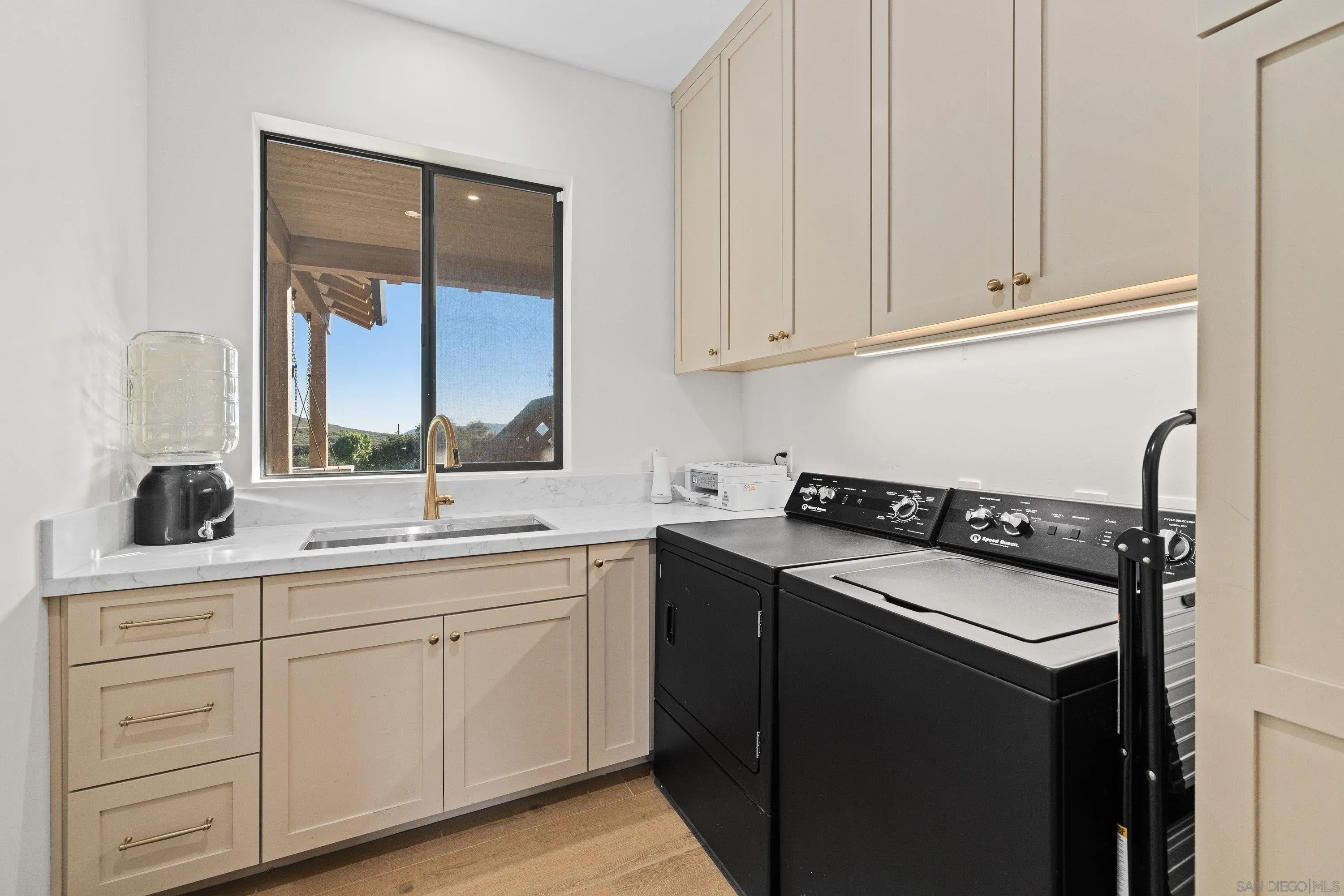 https://cdn.realtyfeed.com/cdn/127/260015479/1bc16c9f4cc6dab36ae055917b4dfd19.webp