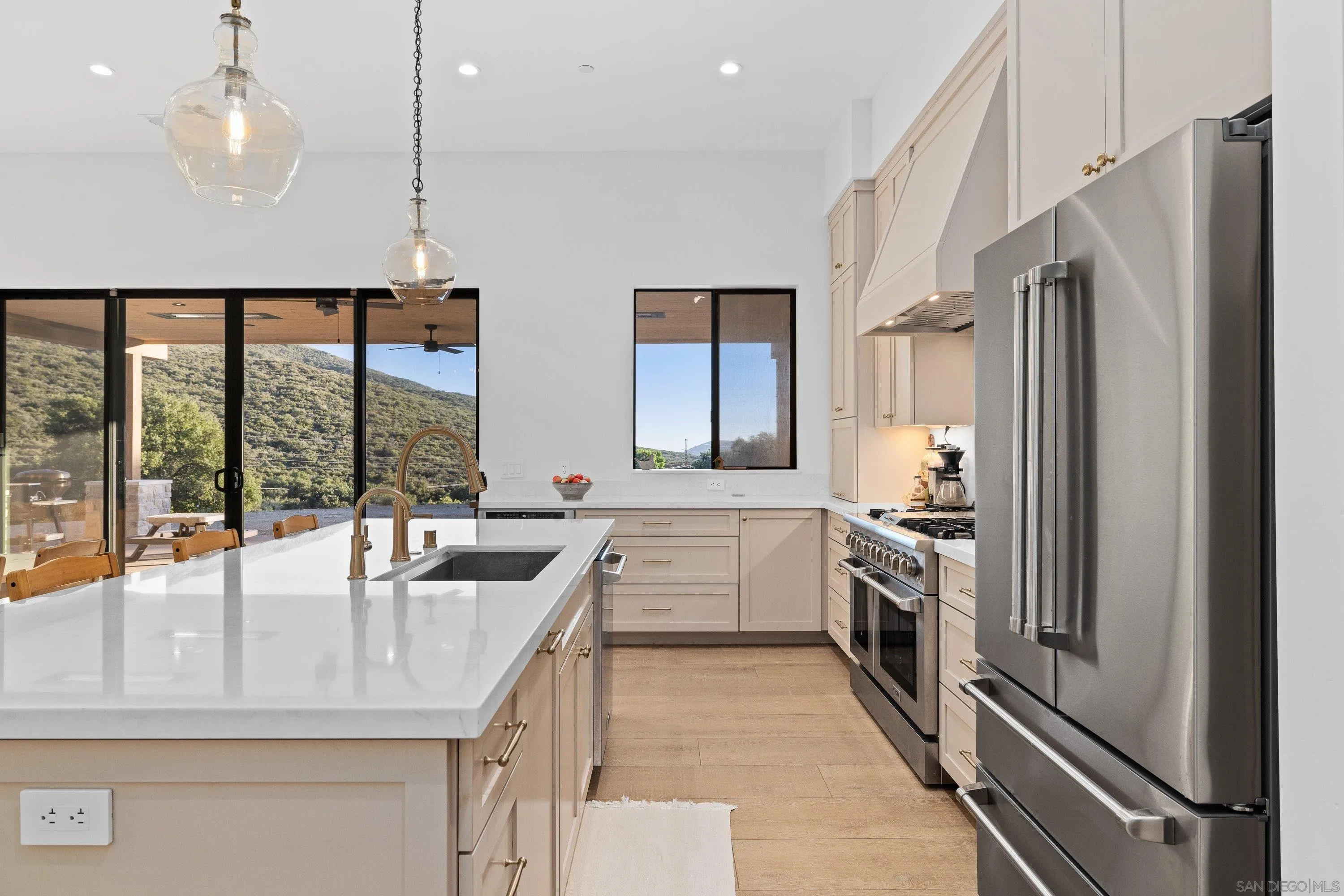 https://cdn.realtyfeed.com/cdn/127/260015479/3f5fc48e6388438c49383c0a1748eac0.webp