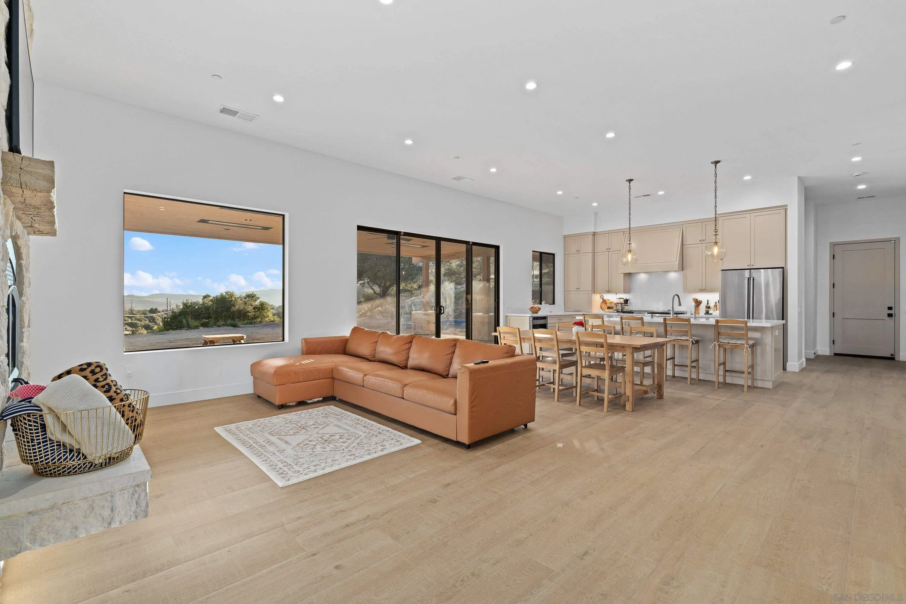 https://cdn.realtyfeed.com/cdn/127/260015479/483d124f619ab6f1fde56fb16b059e60.webp