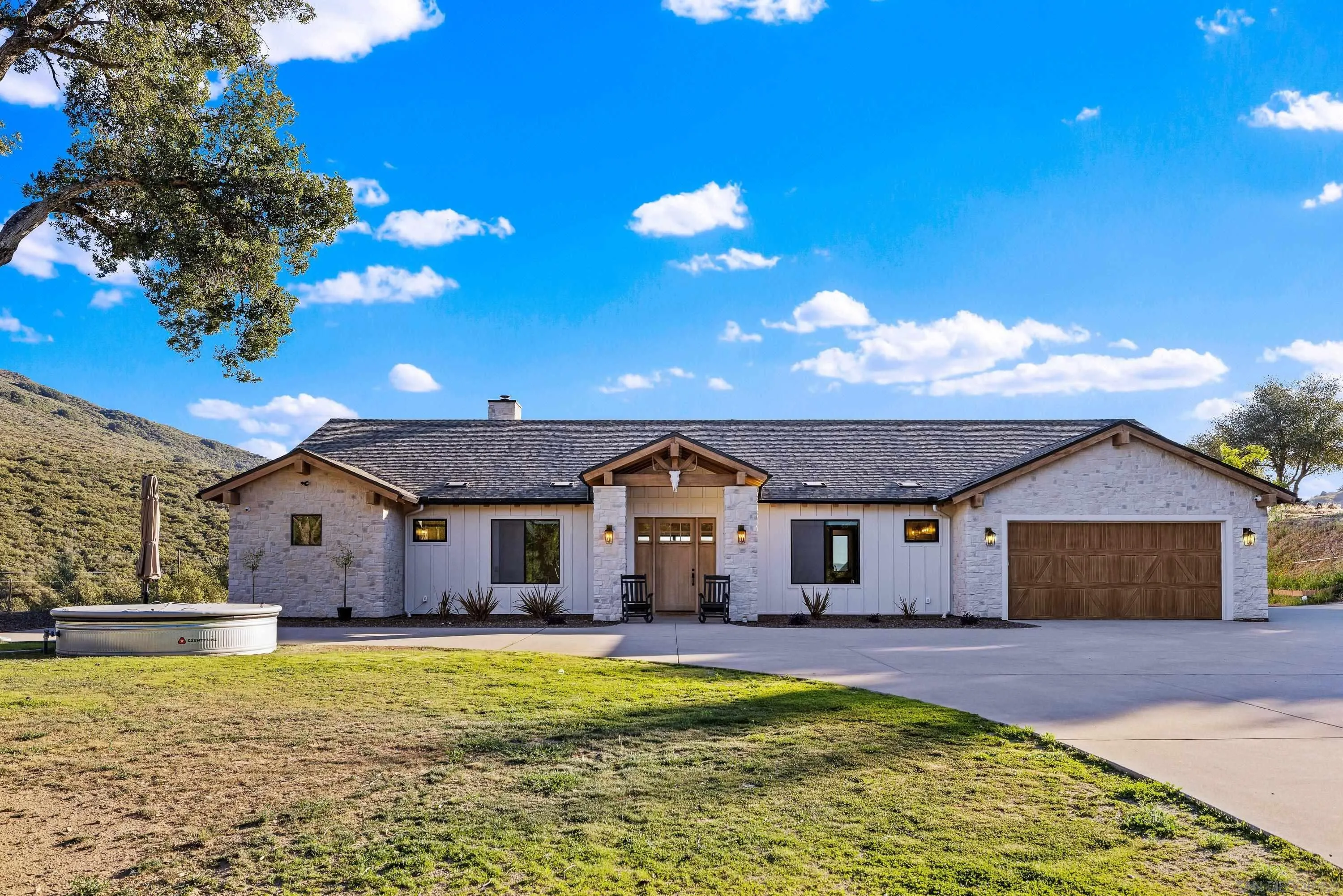 https://cdn.realtyfeed.com/cdn/127/260015479/7922a02b850e95022d11da9ca7a5b6a0.webp