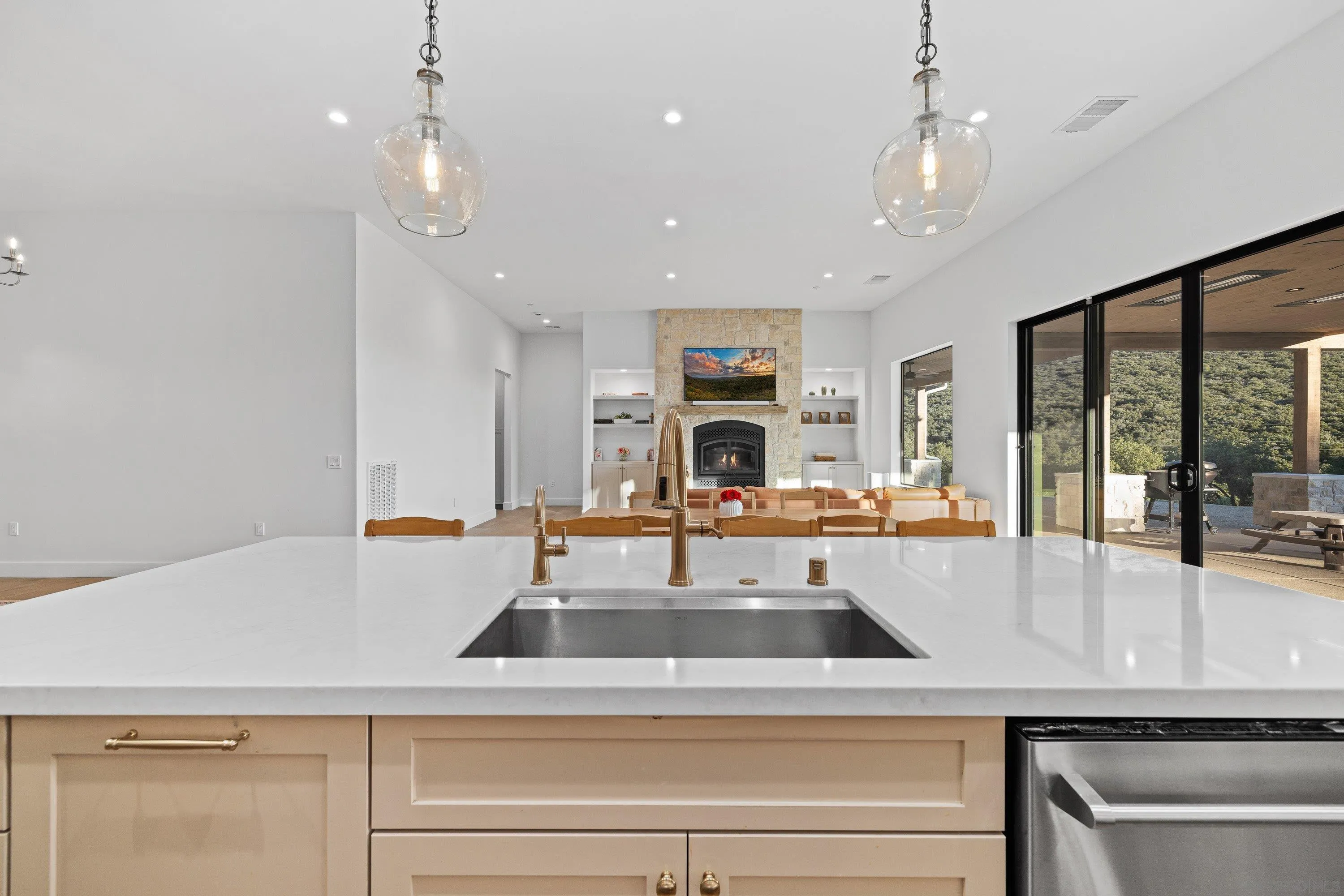 https://cdn.realtyfeed.com/cdn/127/260015479/d1c19a566ac1a16eba7a979913d610be.webp