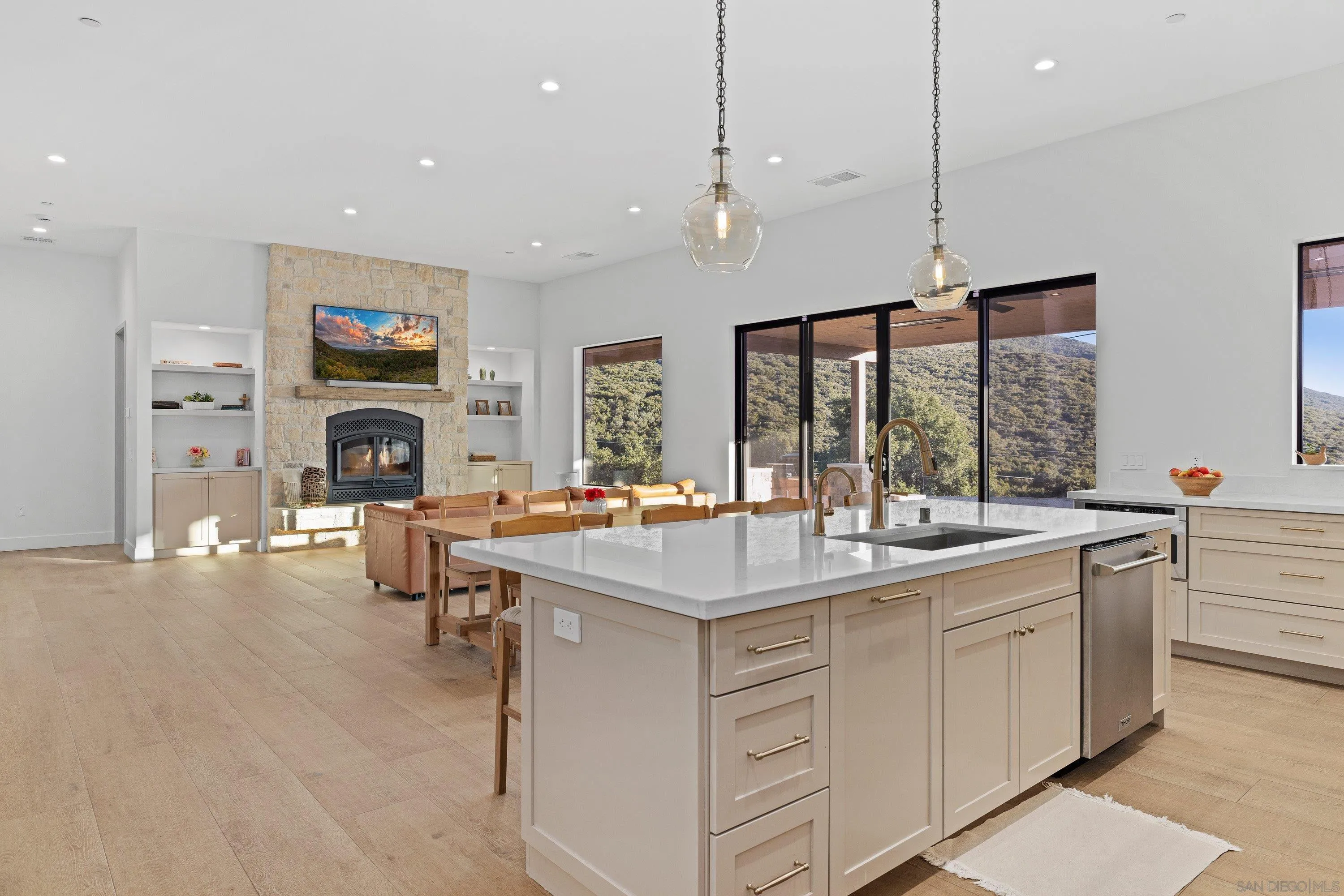 https://cdn.realtyfeed.com/cdn/127/260015479/e7b191e7db4d8642e7eccfedad2fc0f8.webp