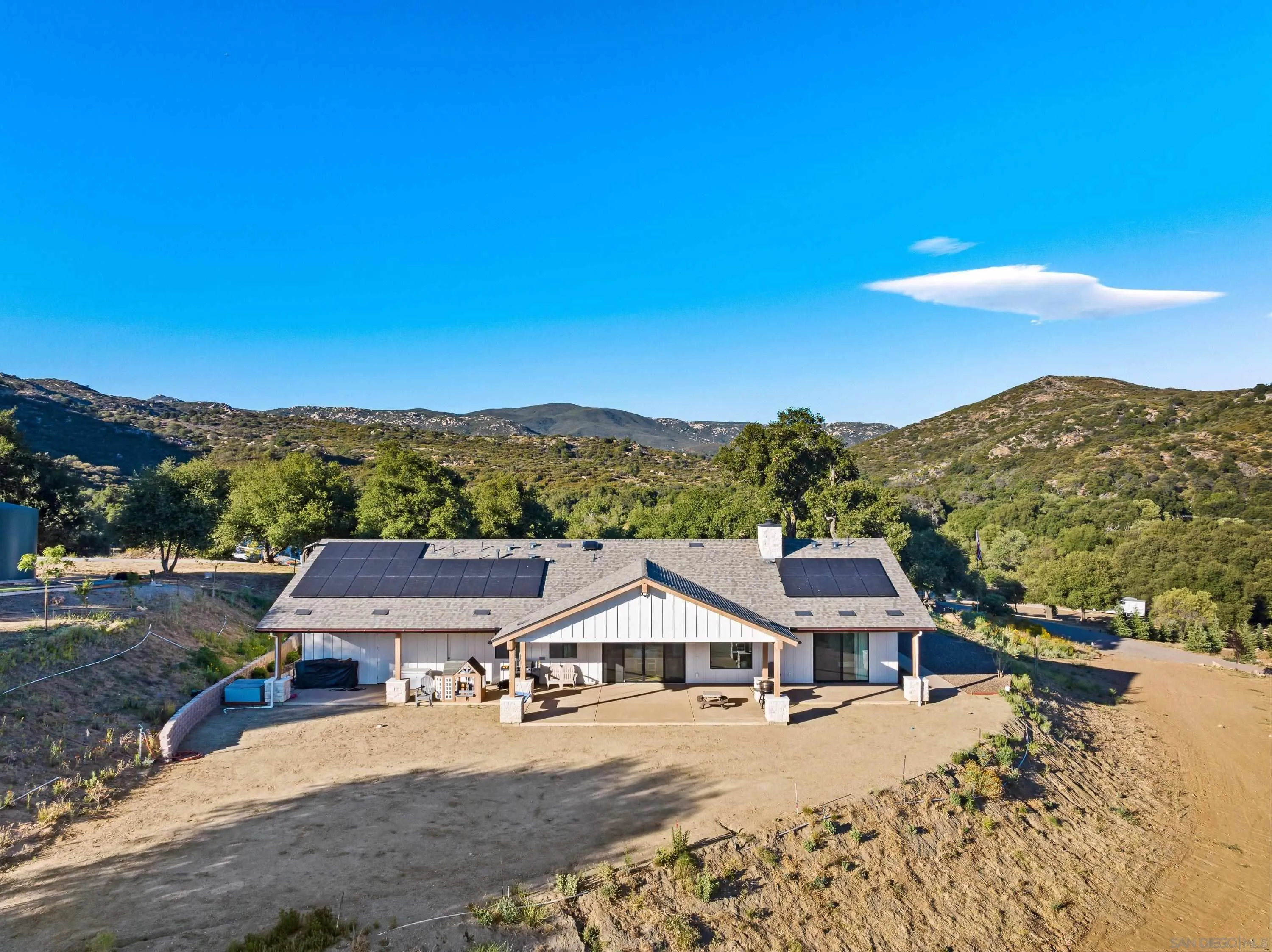 https://cdn.realtyfeed.com/cdn/127/260015479/fc2649f3d21128cf7a2237746fdaf8bc.webp