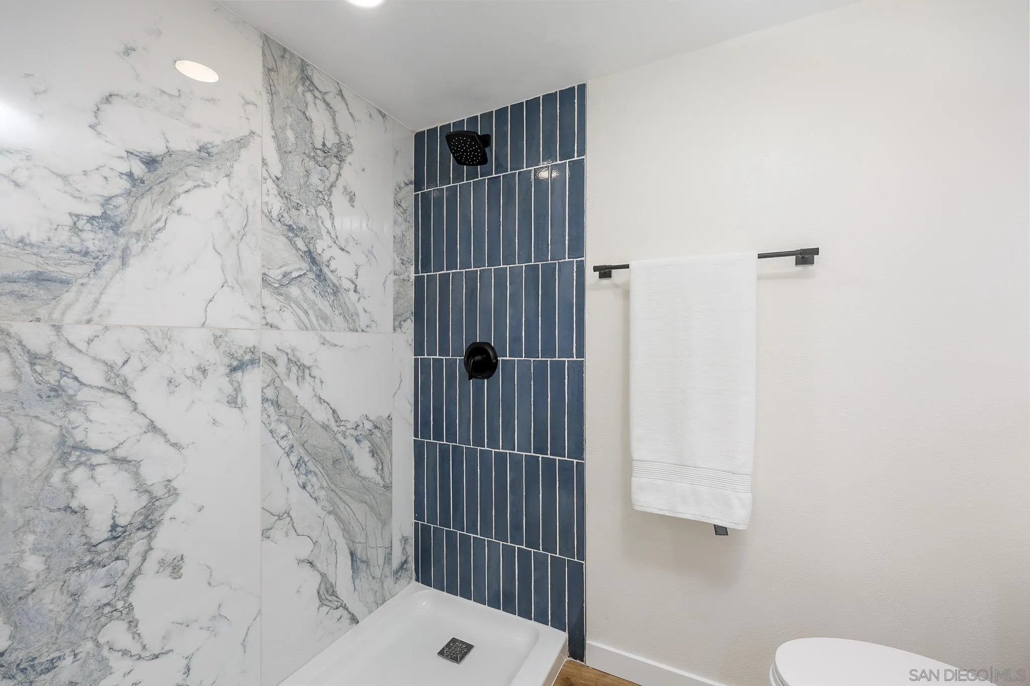 https://cdn.realtyfeed.com/cdn/127/260015483/01bbd008eca12ae4f4d48458dc7e8c60.webp