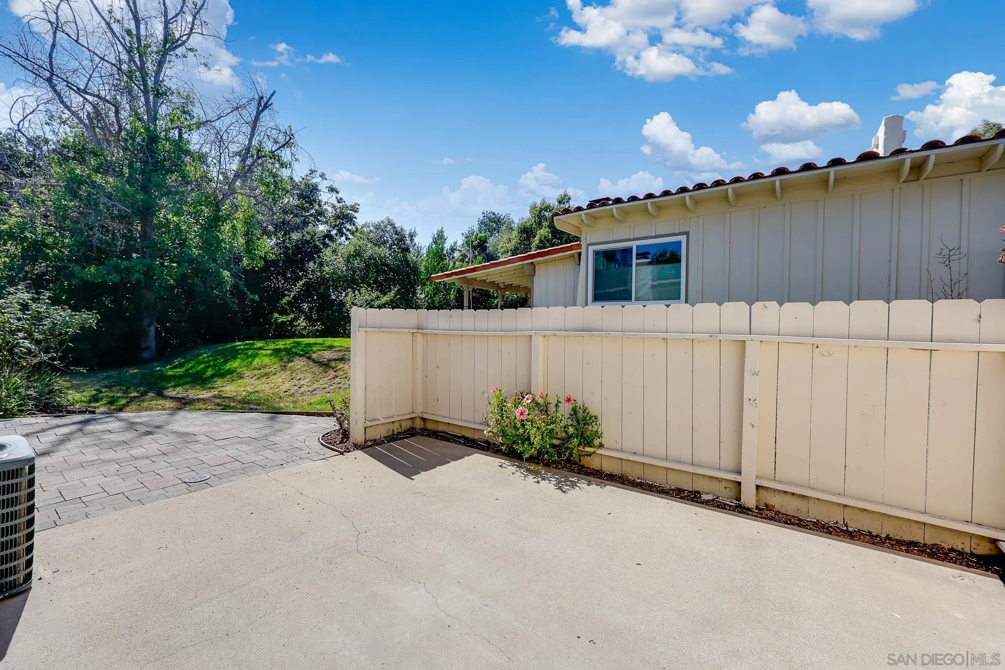 https://cdn.realtyfeed.com/cdn/127/260015483/efe02bd37ee178ed62ce5523ad67c71f.webp