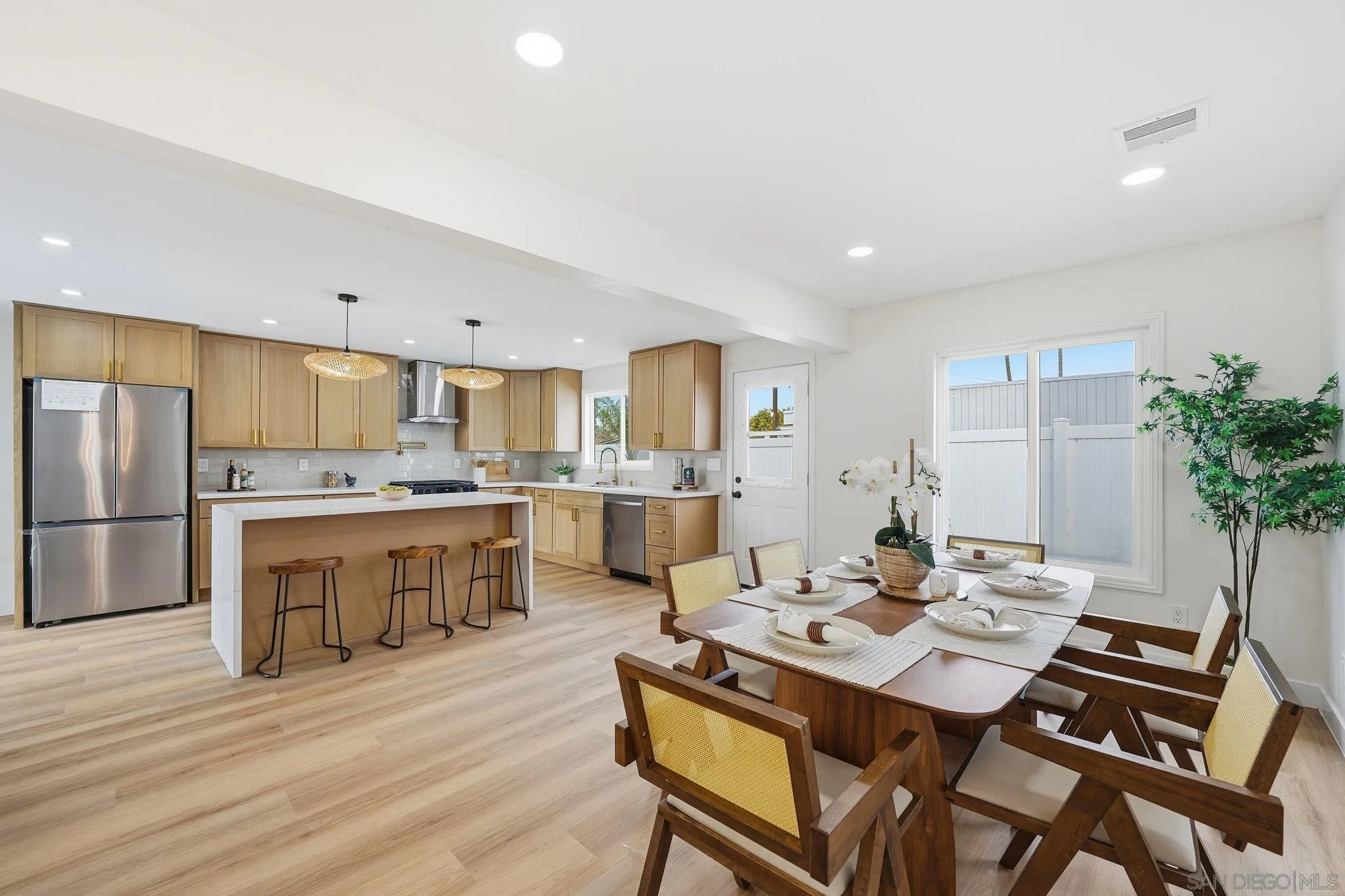 https://cdn.realtyfeed.com/cdn/127/260015486/097a40bc8b53f85a26011a29725a8d09.webp