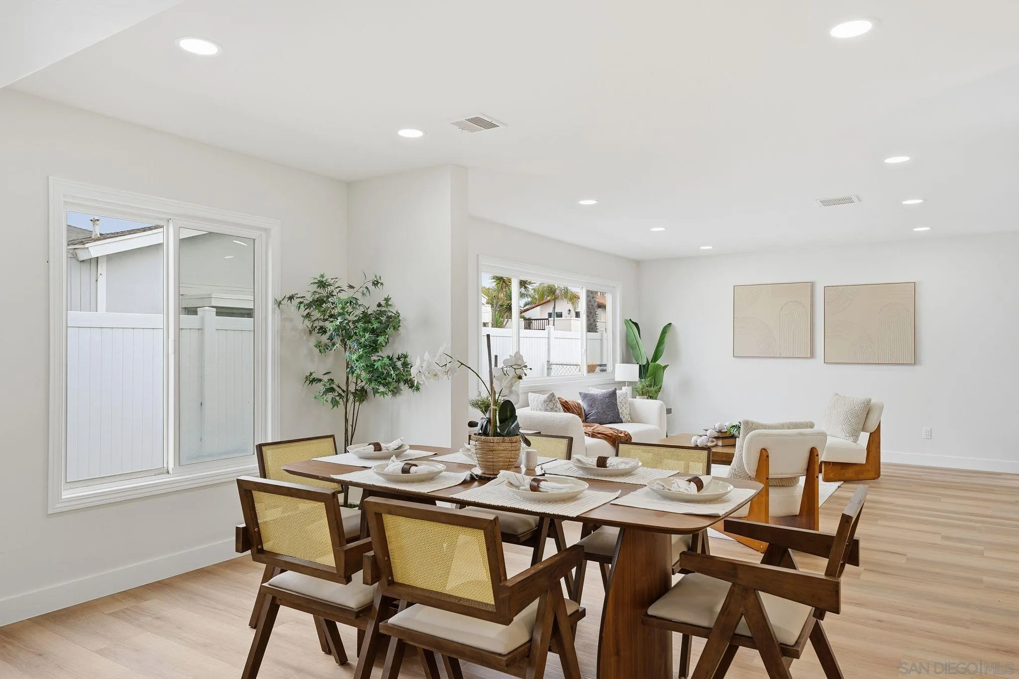 https://cdn.realtyfeed.com/cdn/127/260015486/fc83971eec6f532656c2ff9d28a4b71b.webp